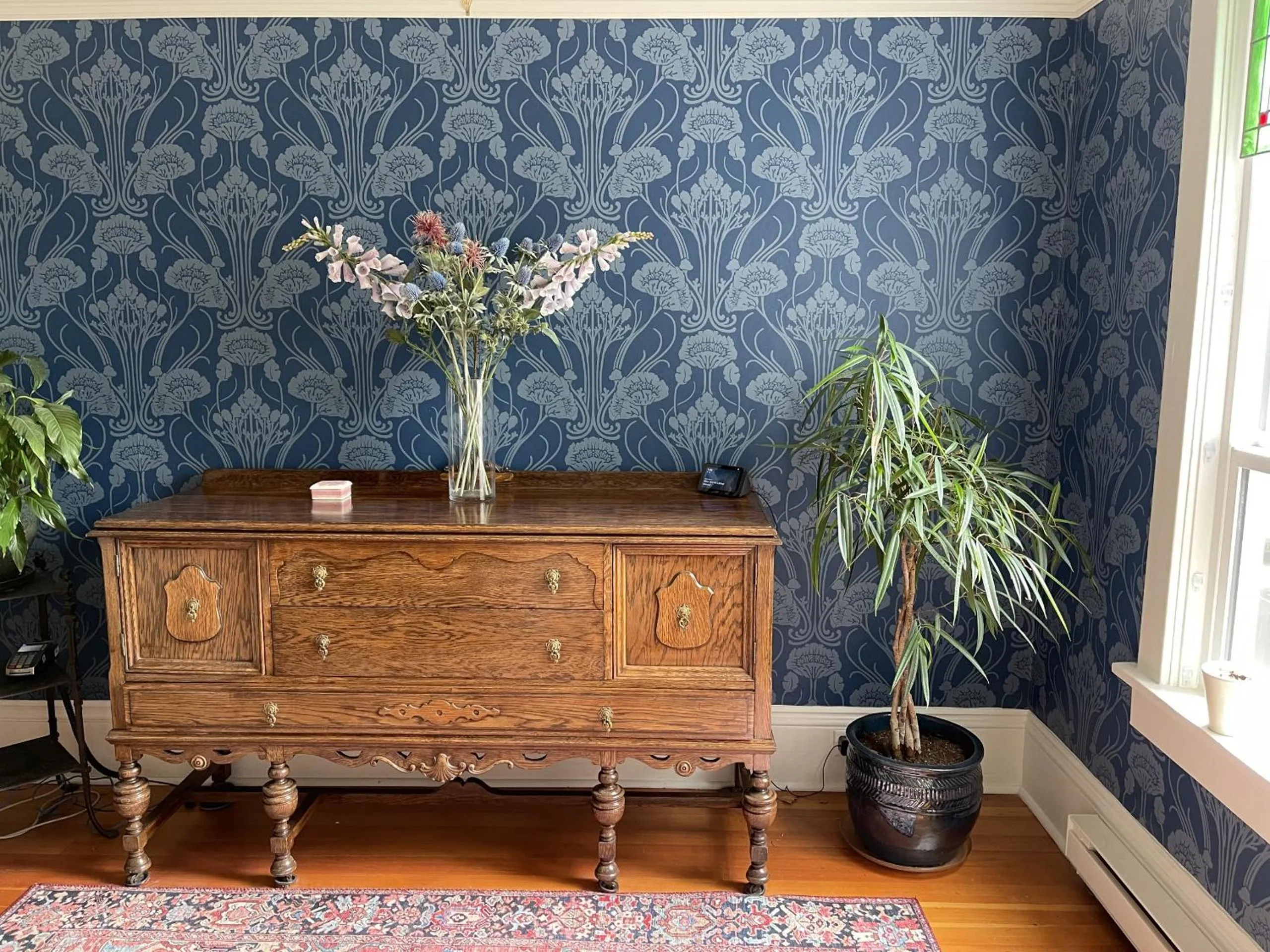 Lounge or bar in Fisher House Victoria Bed and Breakfast