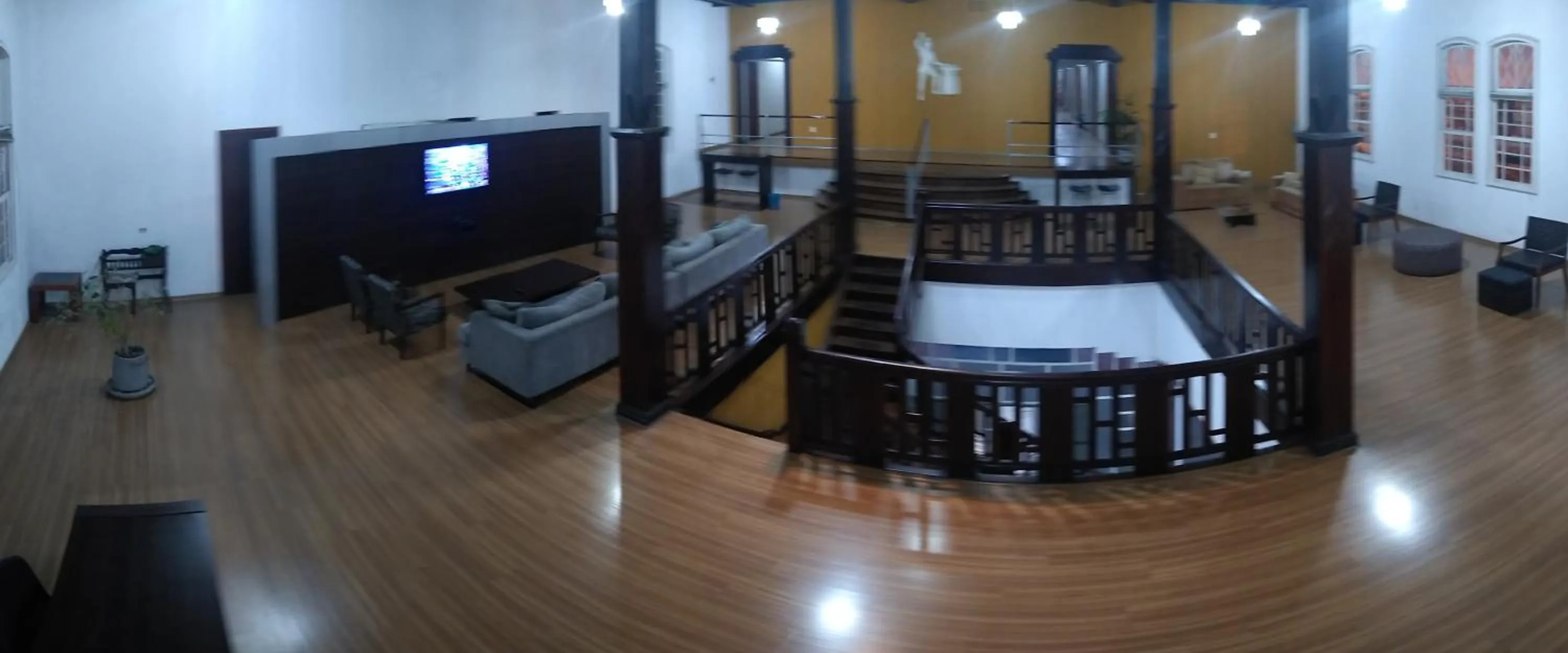 Communal lounge/ TV room in Hara Palace Hotel