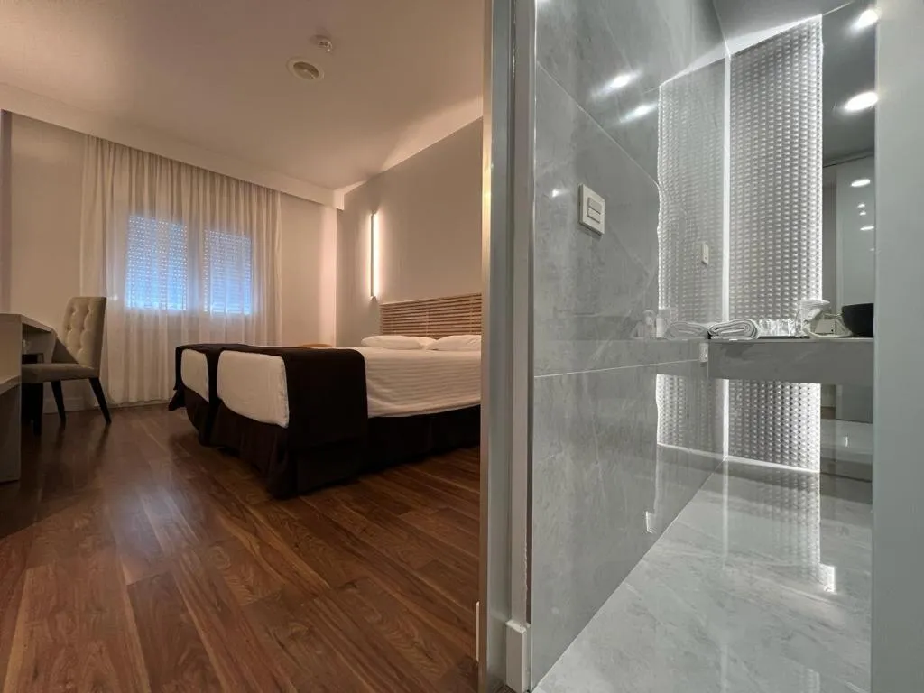 Photo of the whole room, Bed in Hotel Alfonso IX