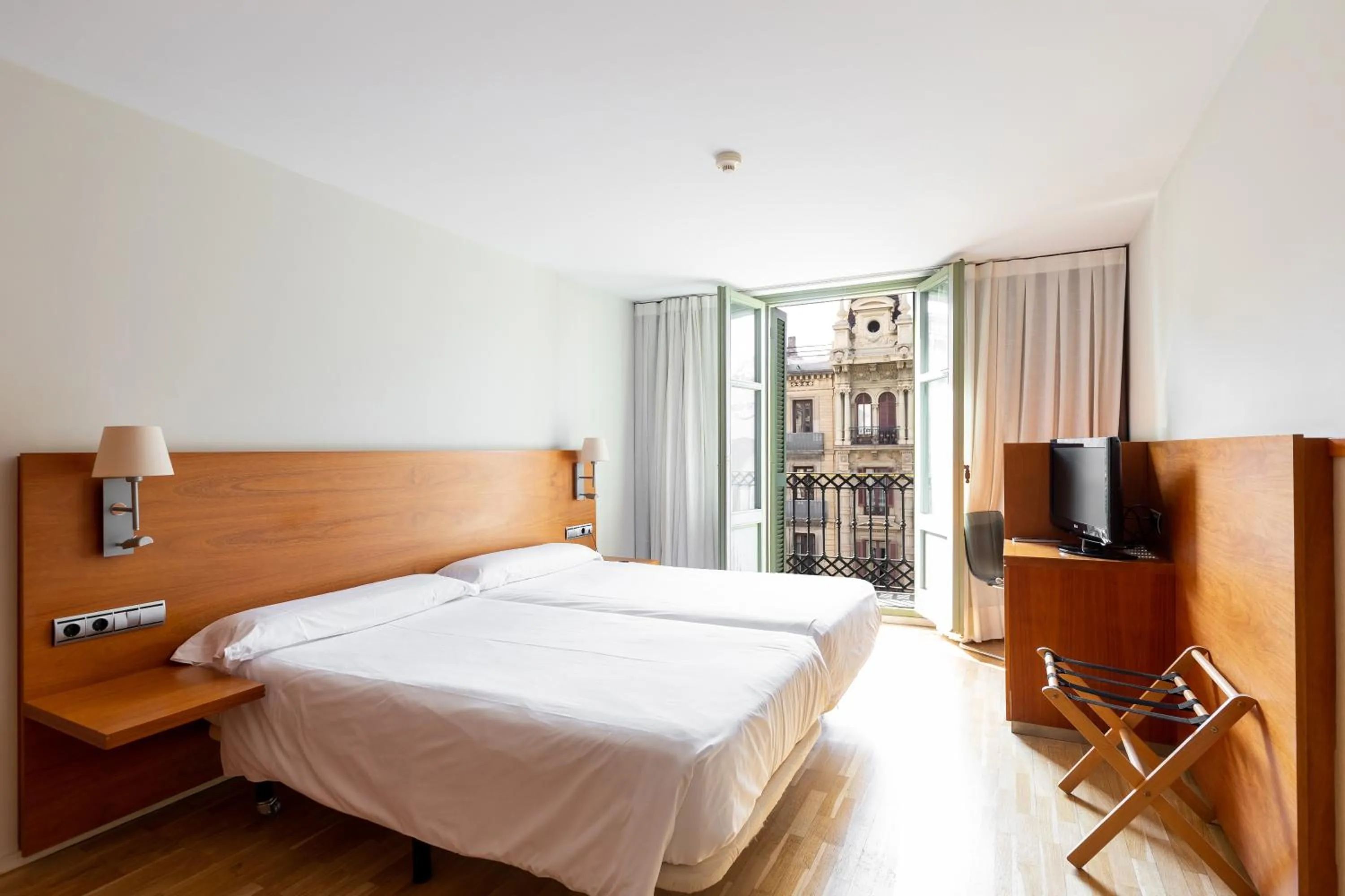 Photo of the whole room, Bed in Onix Rambla
