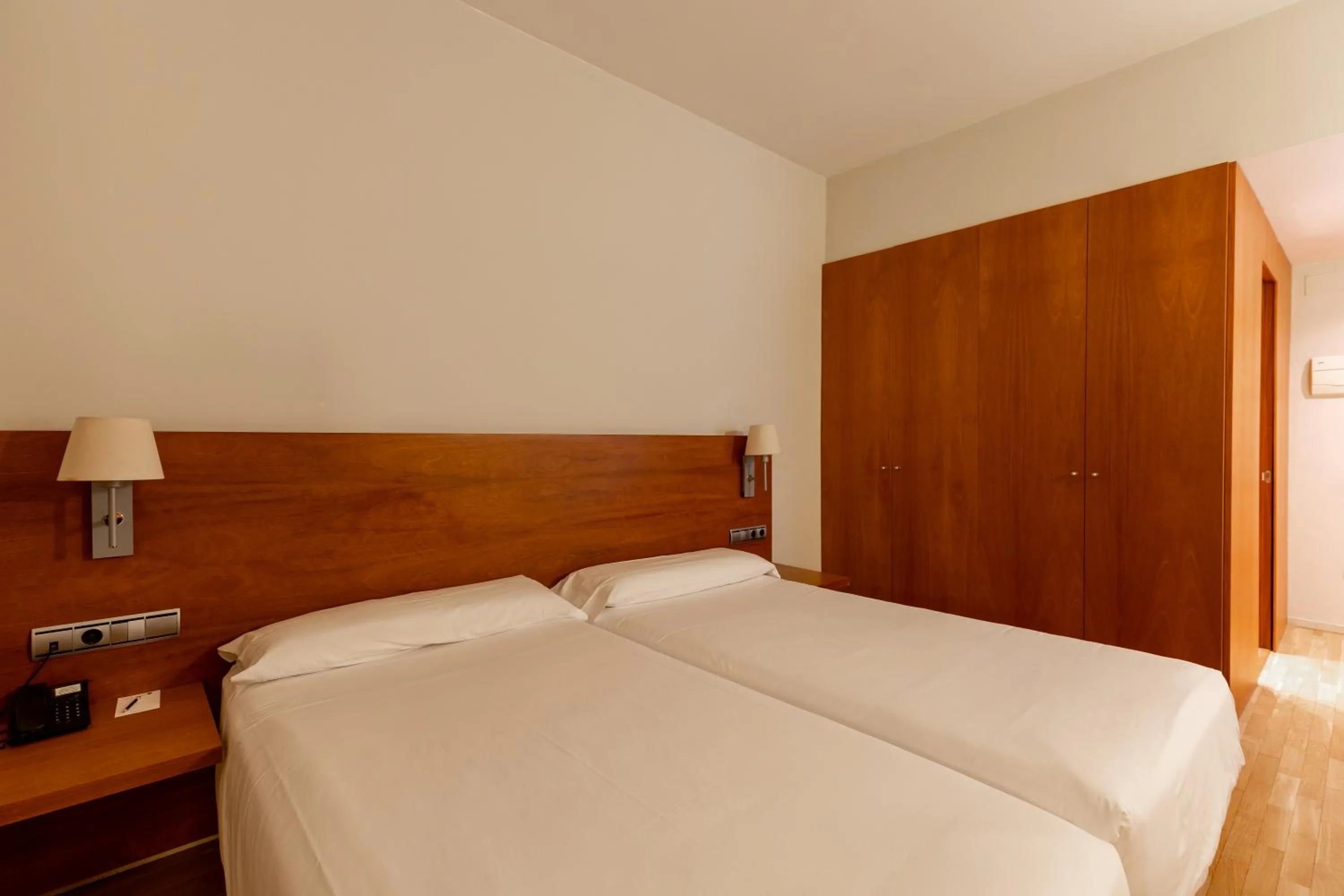Photo of the whole room, Bed in Onix Rambla