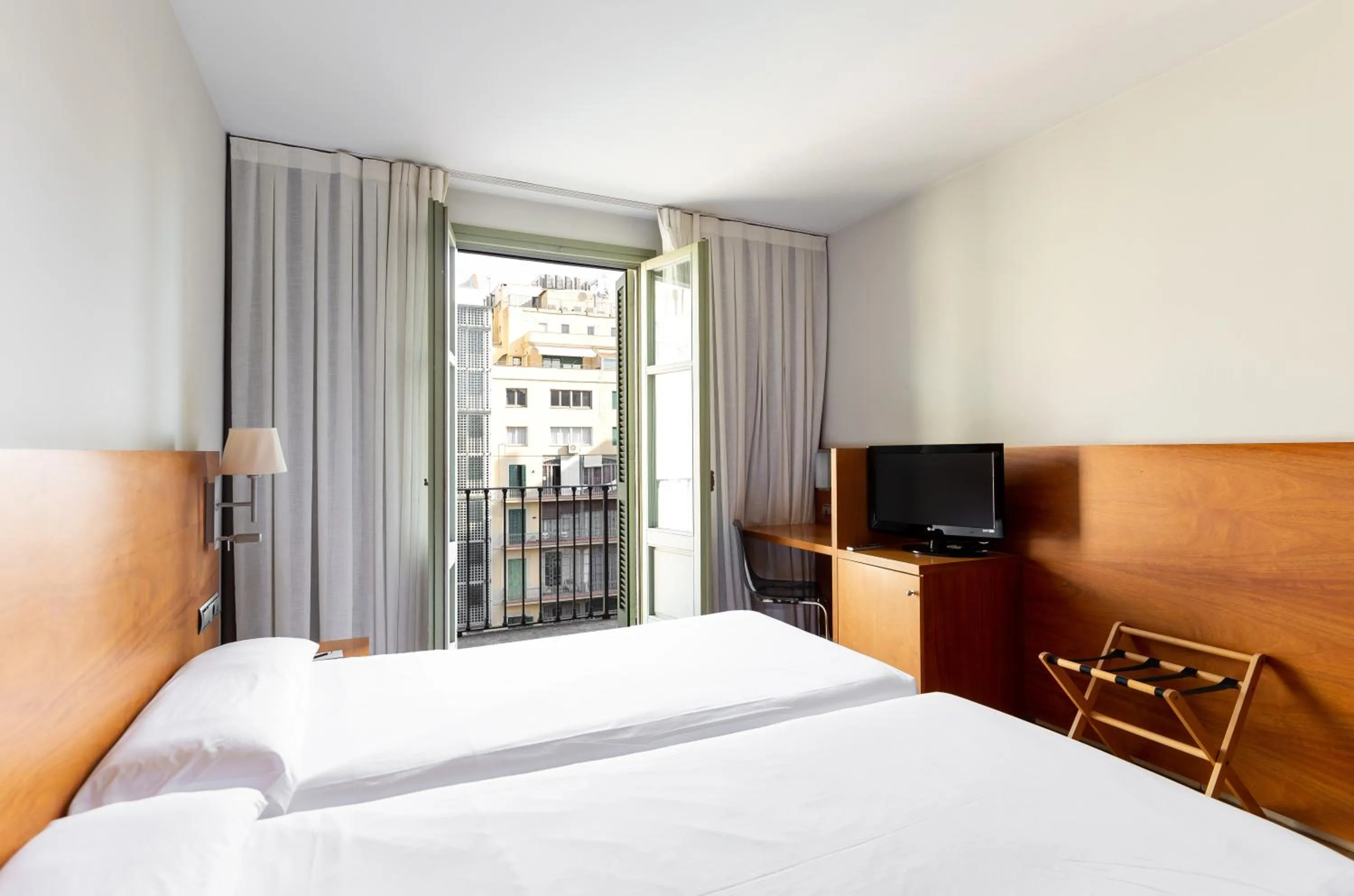 Photo of the whole room, Bed in Onix Rambla