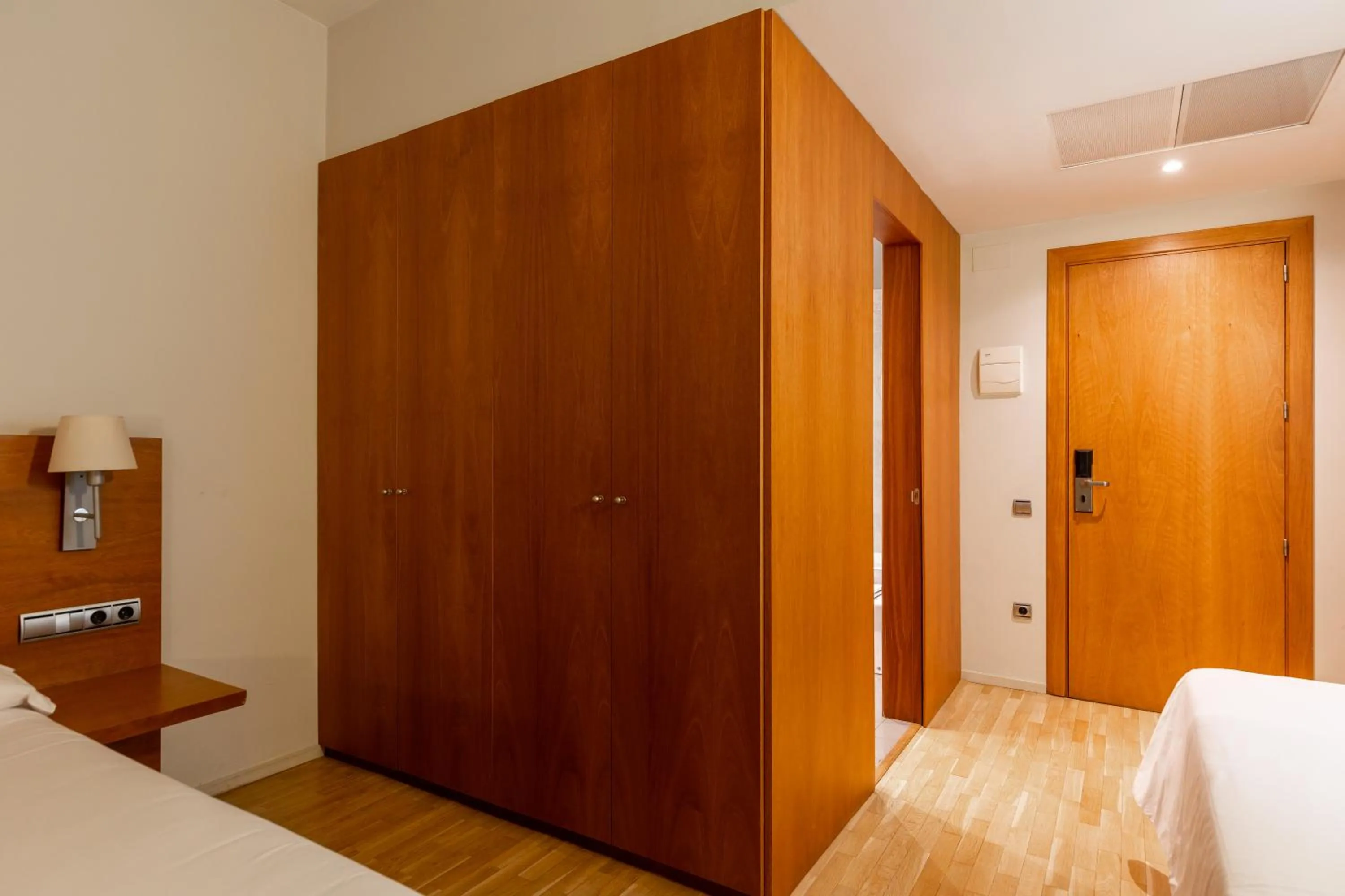 Photo of the whole room, Bed in Onix Rambla