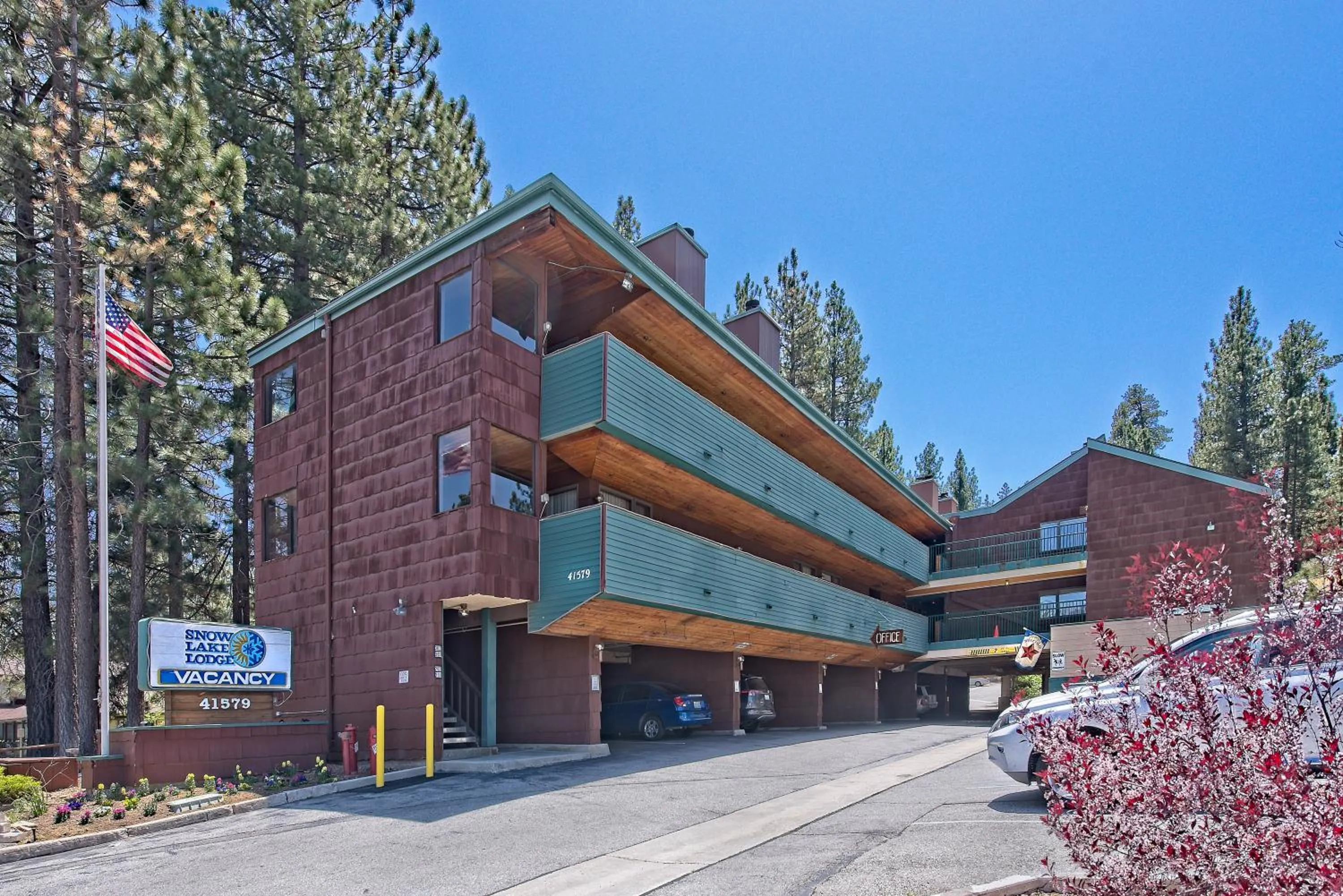 Facade/entrance in GetAways at Snow Lake Lodge