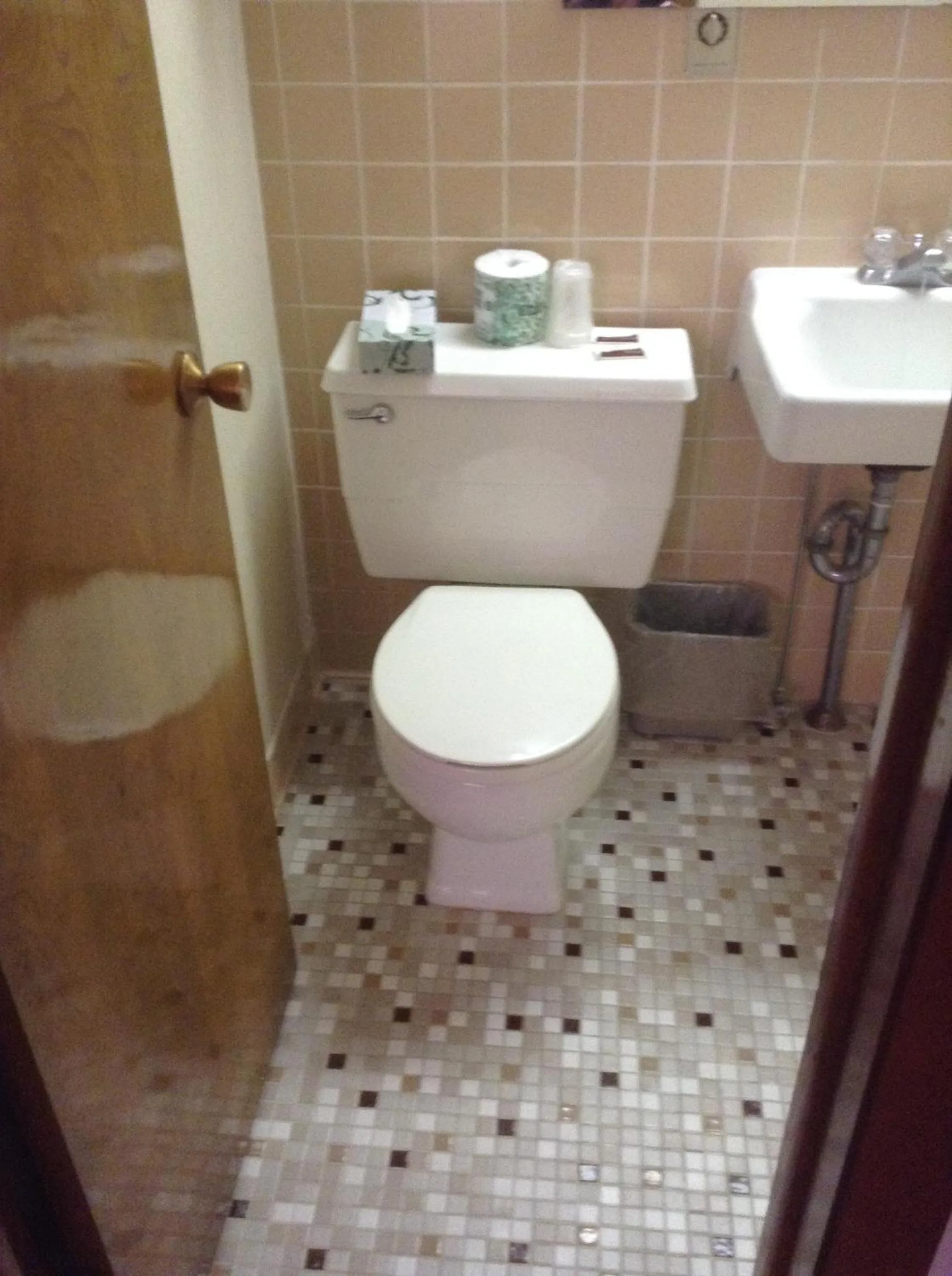 Bathroom in Colonial Inn