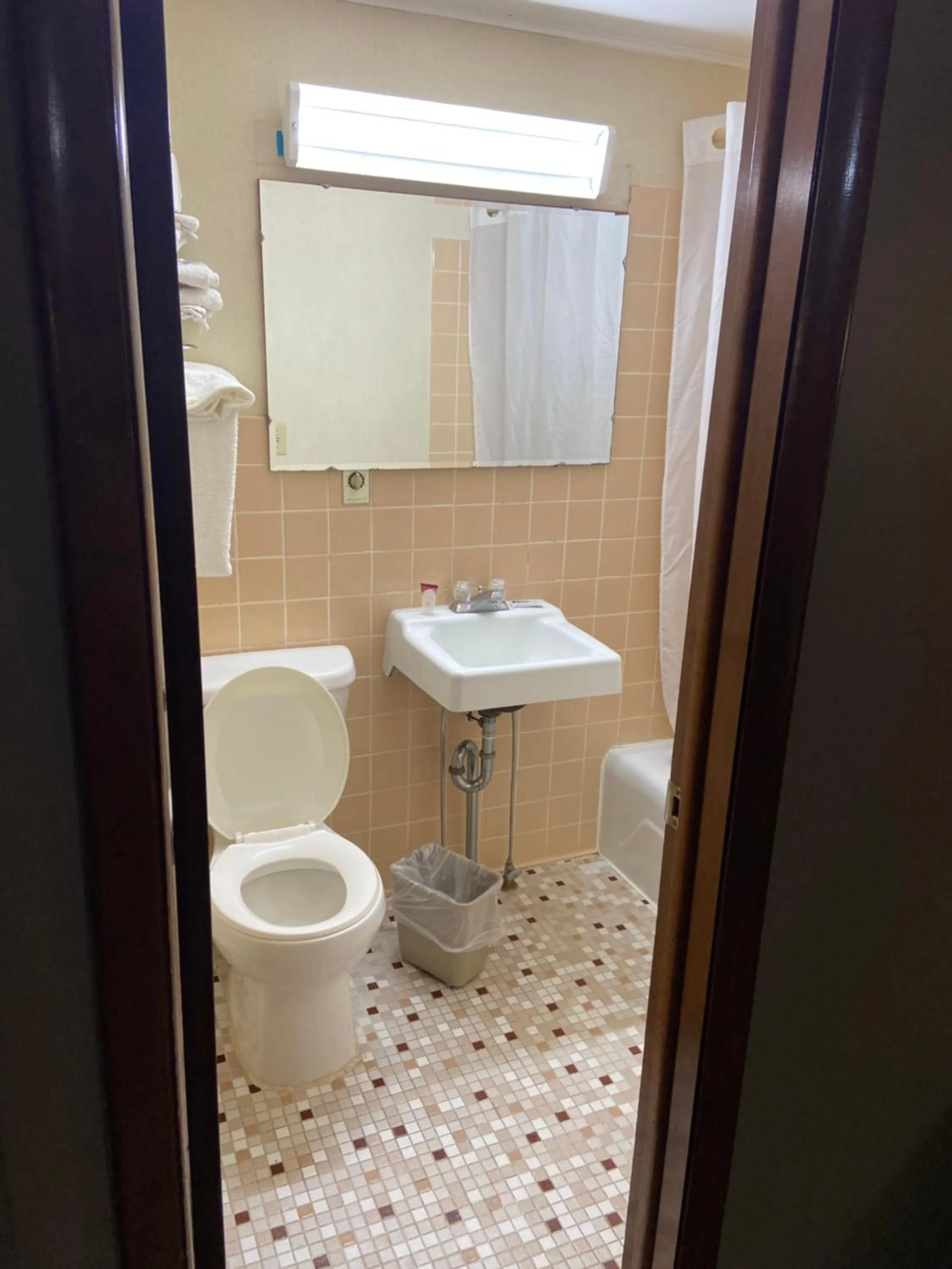 Toilet in Colonial Inn