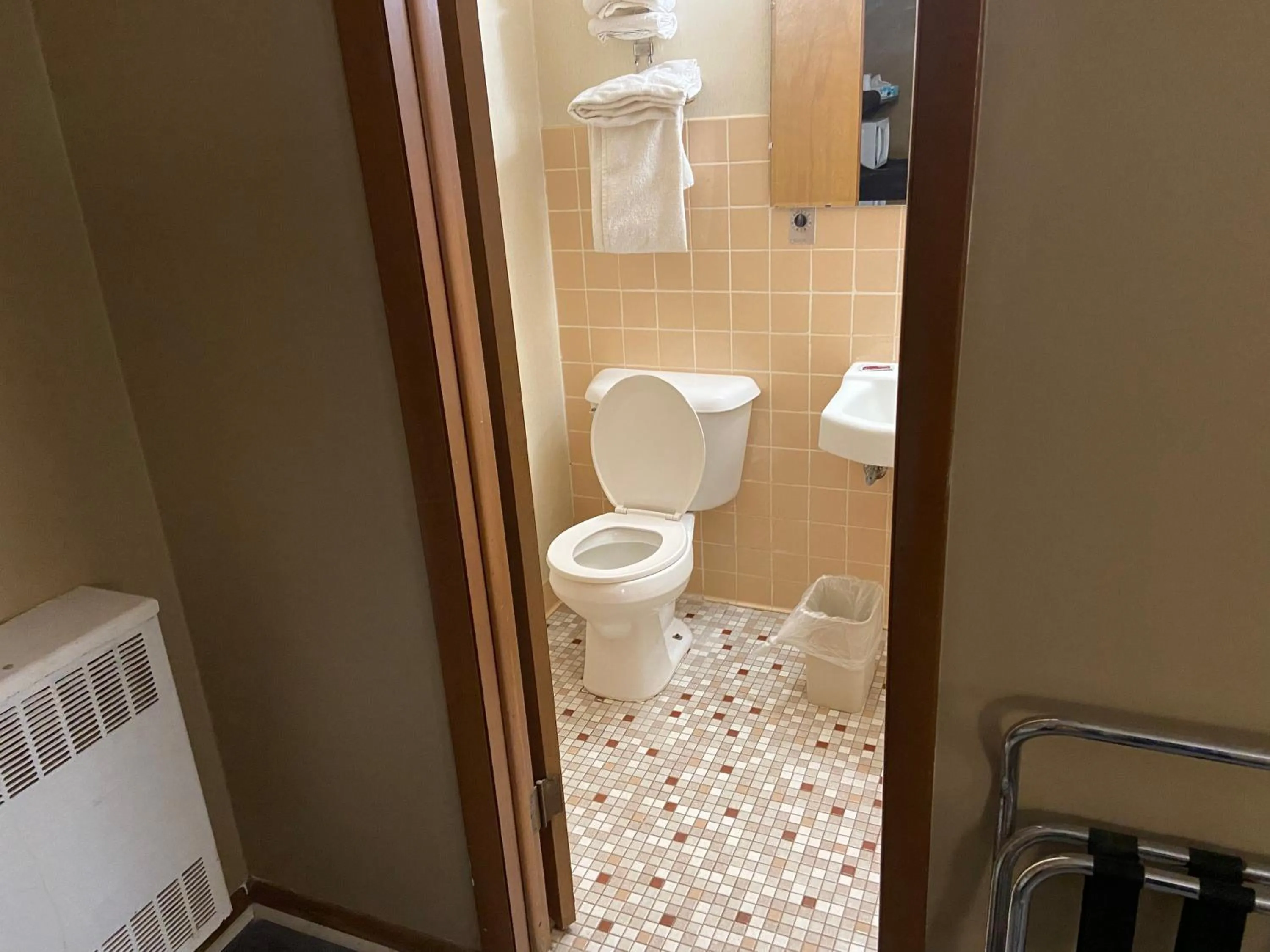 Toilet in Colonial Inn