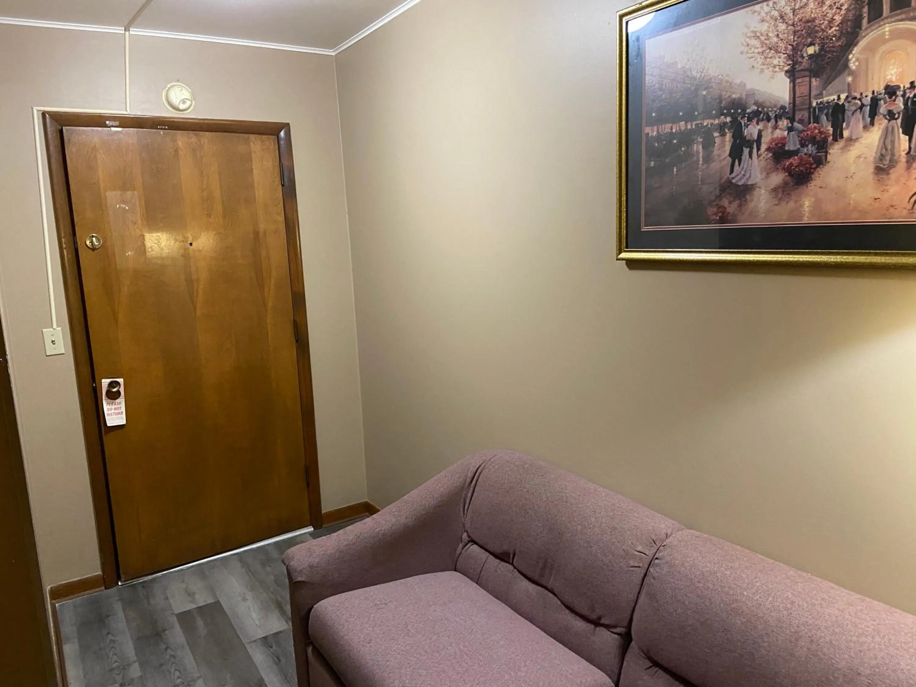 Seating area in Colonial Inn