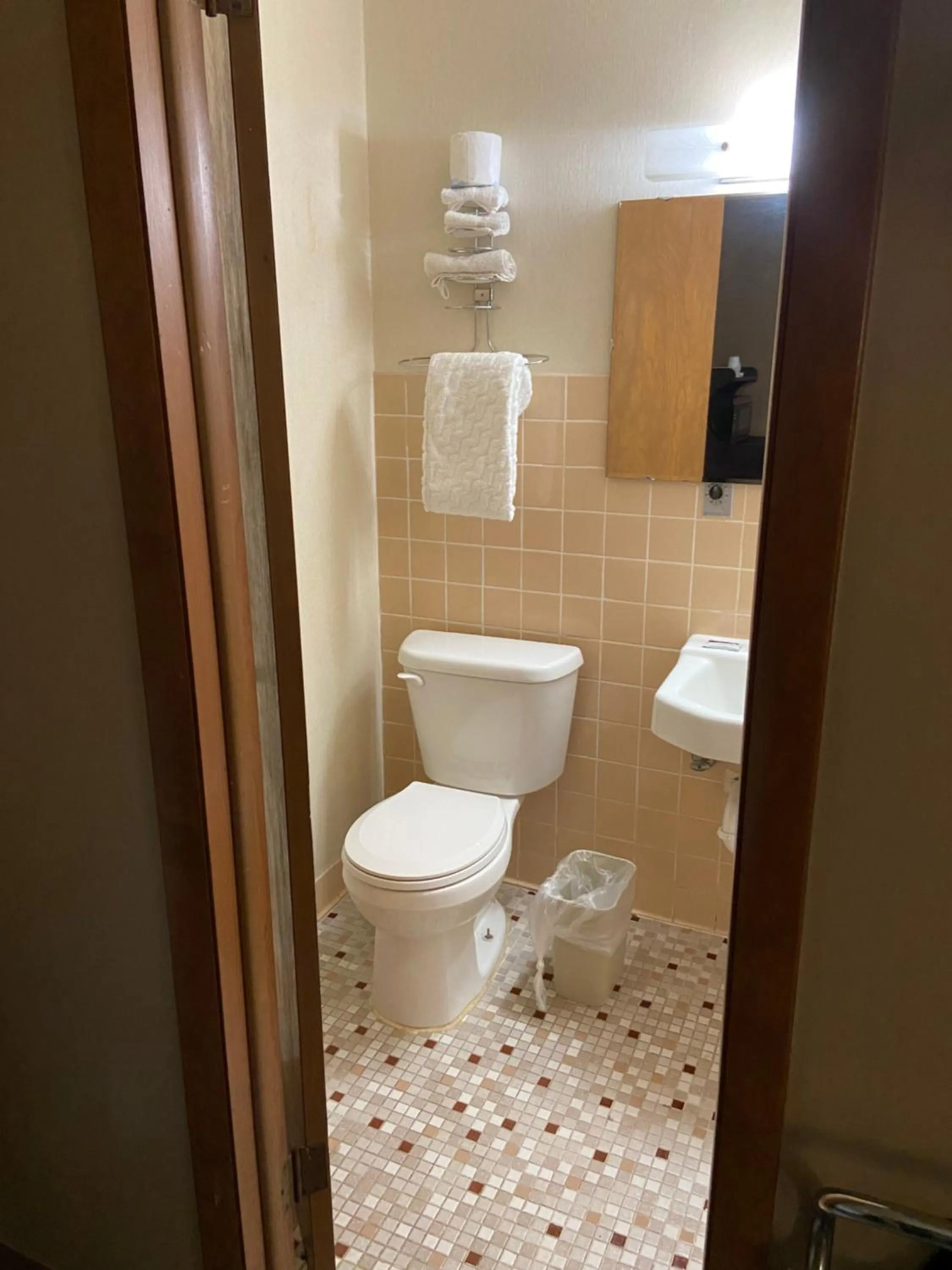 Toilet in Colonial Inn