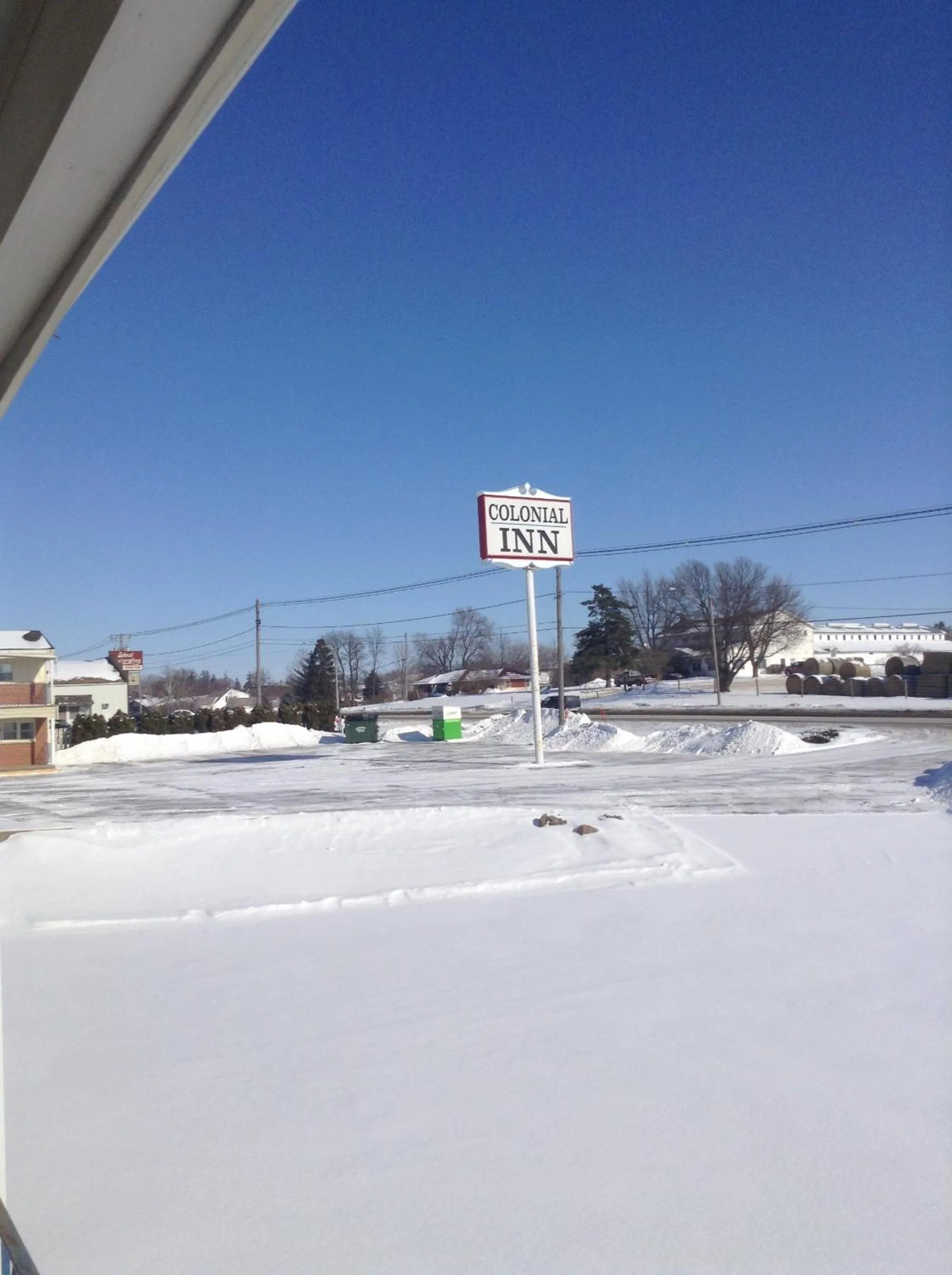 Facade/entrance in Colonial Inn