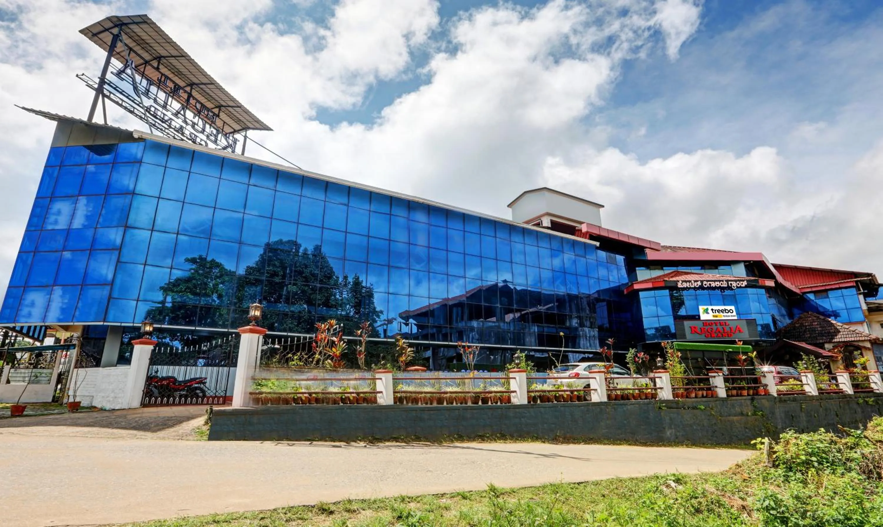 Property building in Itsy Hotels Regalia Grand, 500 Mtrs From Madikeri Fort