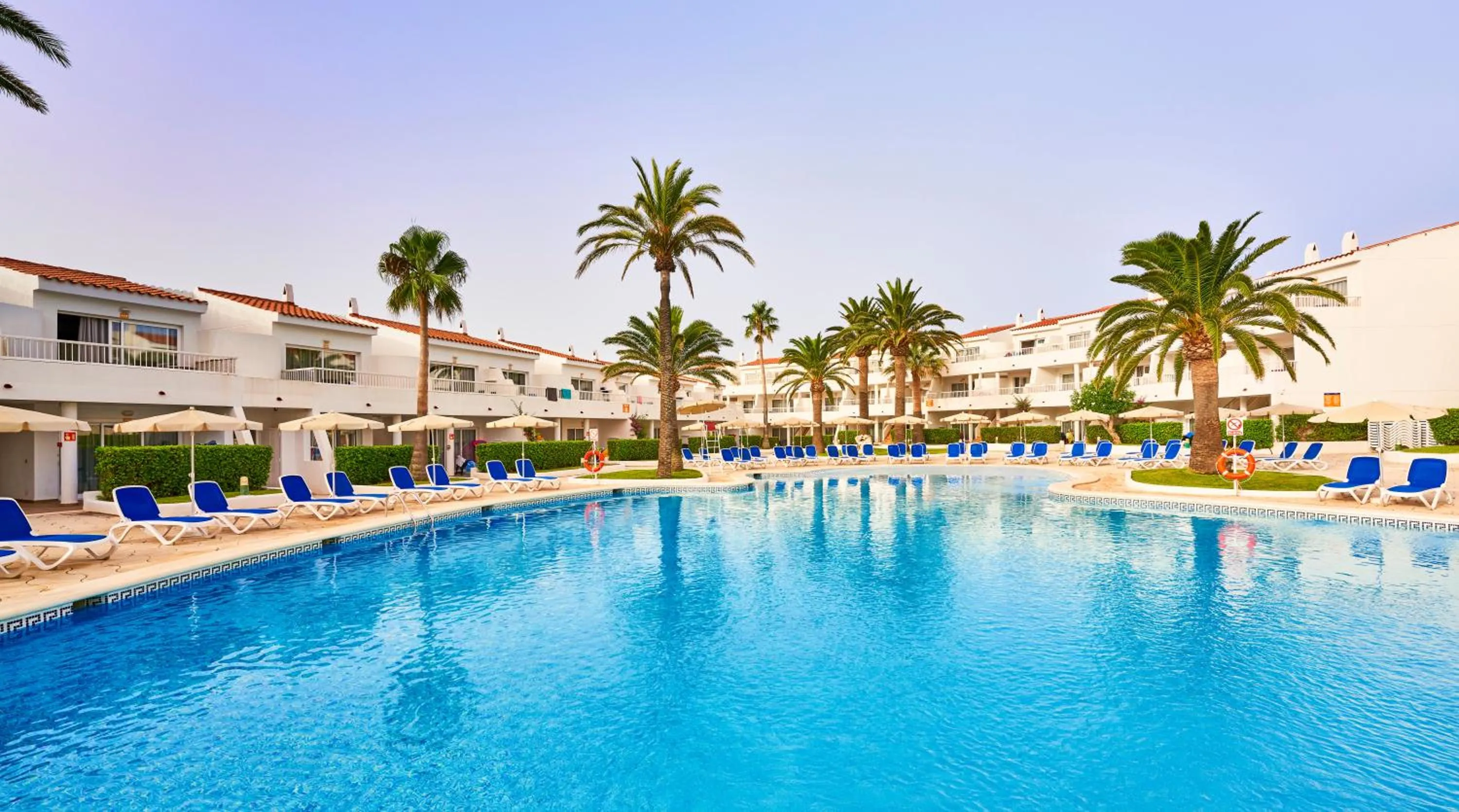 Swimming pool in Globales Los Delfines