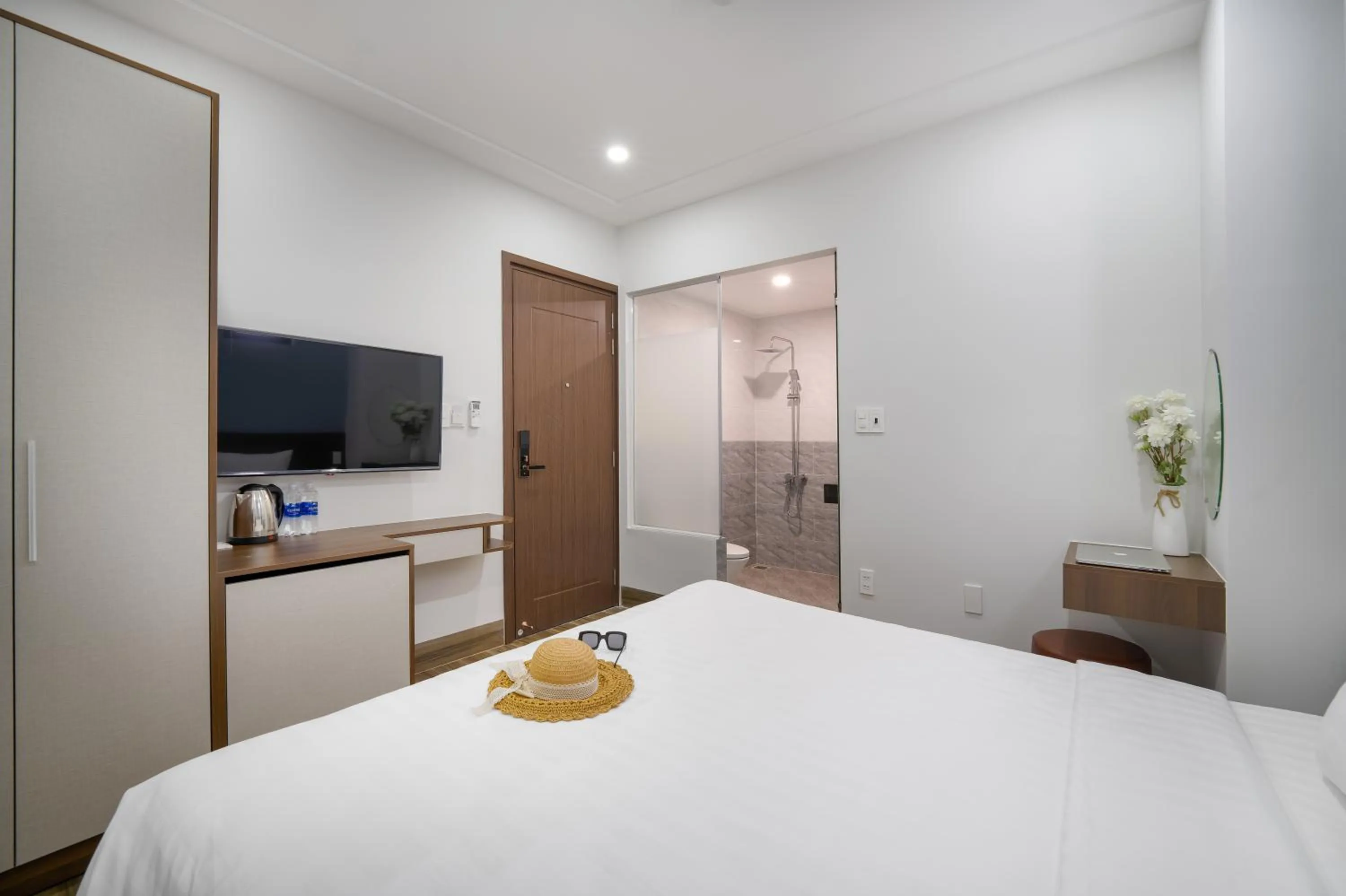 wardrobe, Bed in Melody Hotel