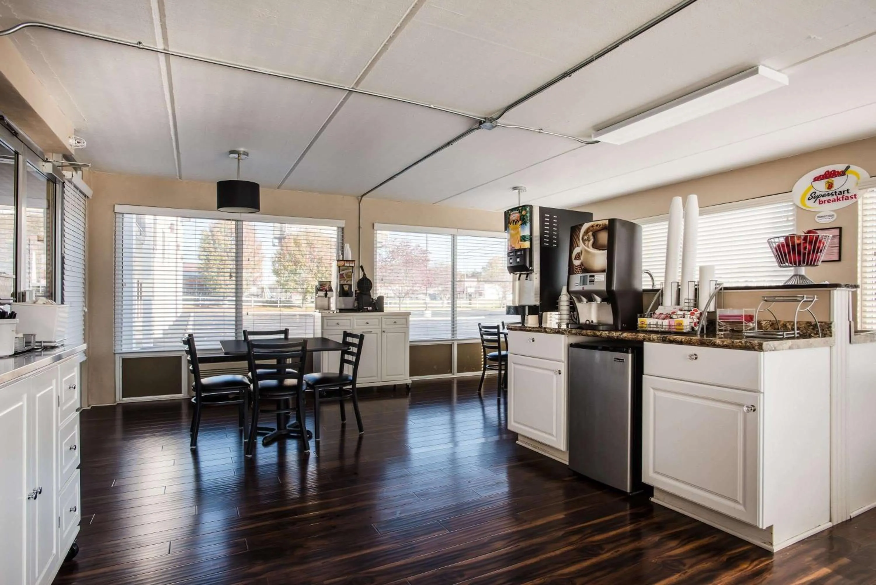 Restaurant/places to eat in Super 8 by Wyndham Sevierville Riverside