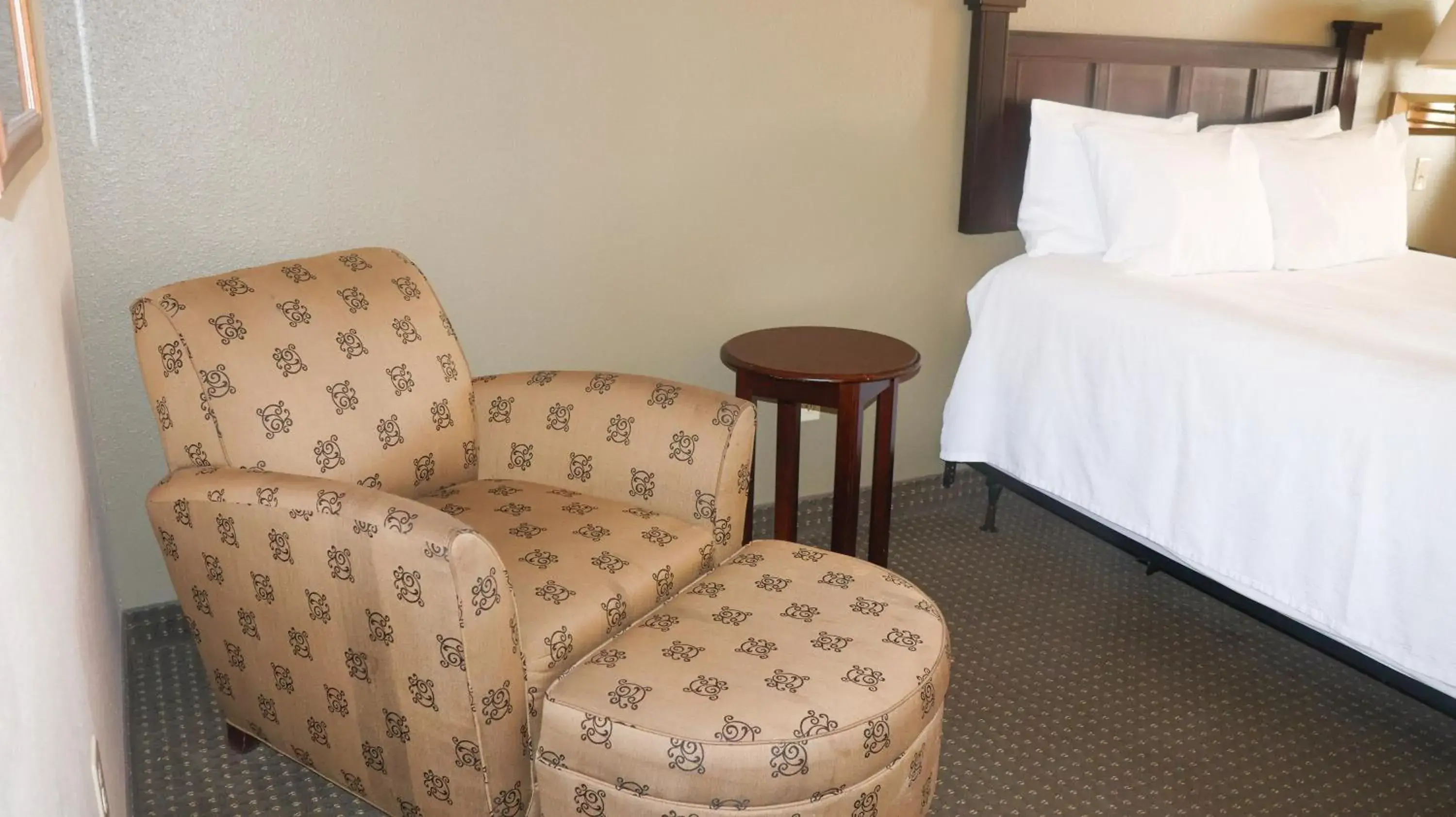 Queen Room with Two Queen Beds and Bath Tub - Mobility Accessible/Non-Smoking in Wingate by Wyndham Peoria - Complimentary Area Shuttle Queen Room with Two Queen Beds and Bath Tub - Mobility Accessible/Non-Smoking in Wingate by Wyndham Peoria - Complimentary Area Shuttle
