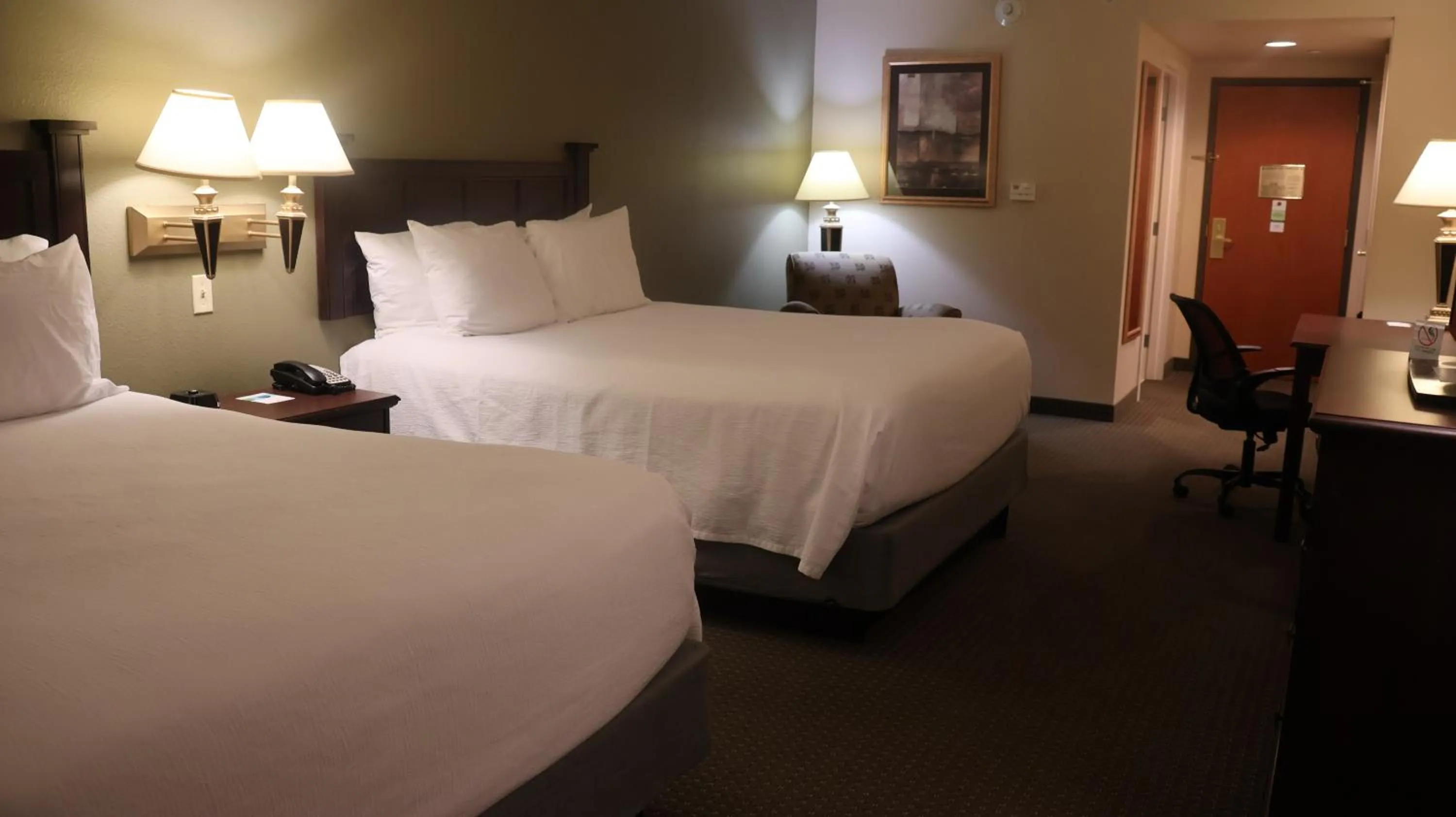 Bed in Wingate by Wyndham Peoria - Complimentary Area Shuttle