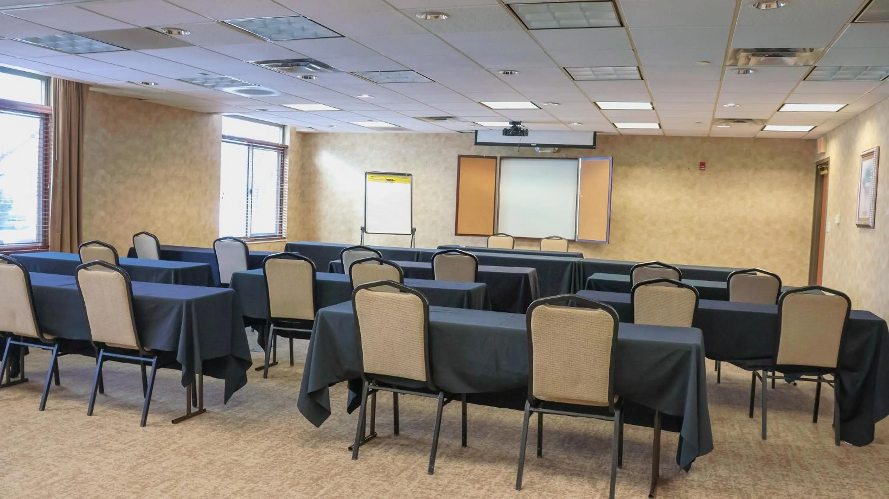 Wingate by Wyndham Peoria - Complimentary Area Shuttle