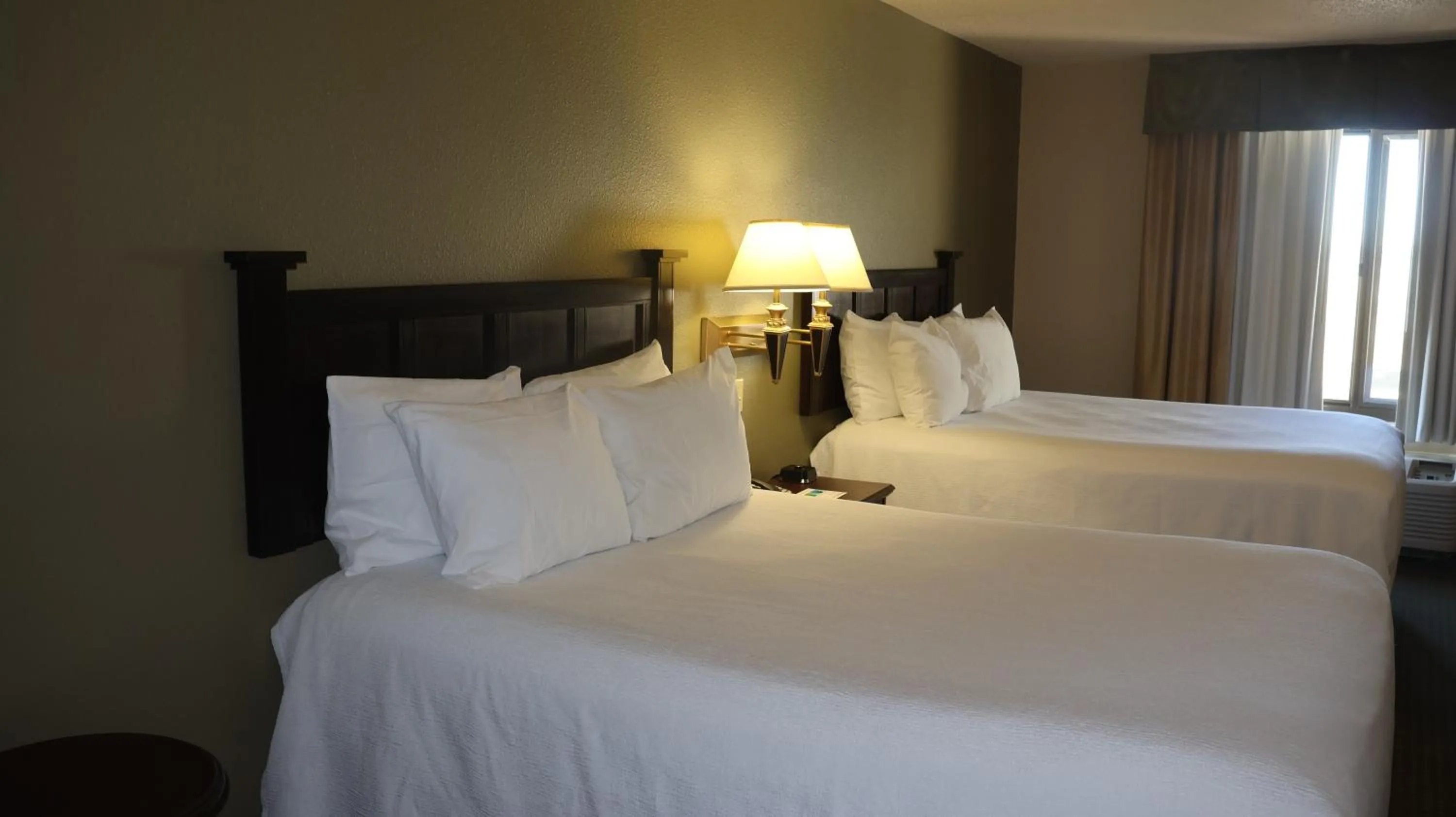 Bed in Wingate by Wyndham Peoria - Complimentary Area Shuttle