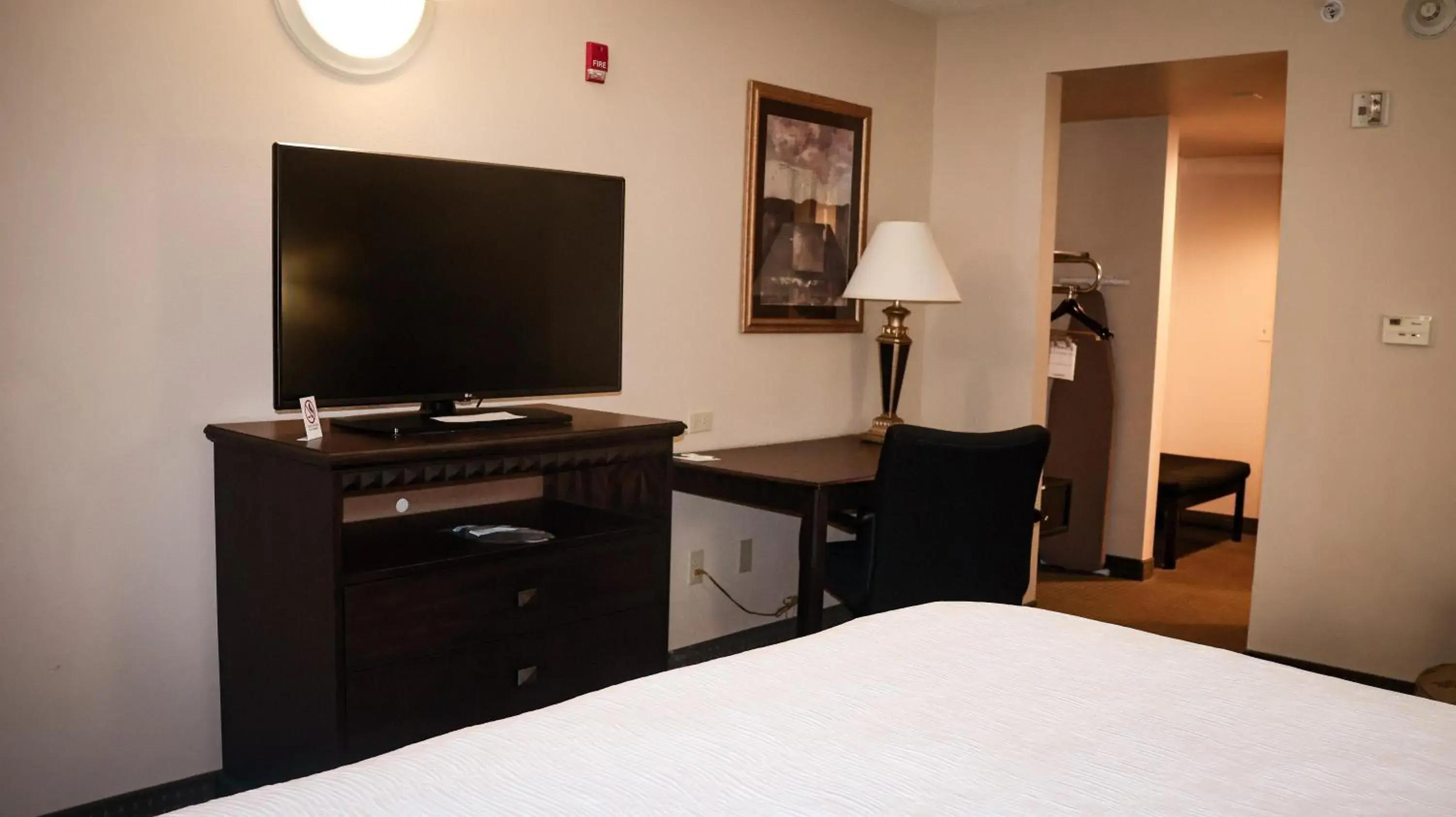 King Room with Bath Tub - Mobility Accessible/Non-Smoking in Wingate by Wyndham Peoria - Complimentary Area Shuttle King Room with Bath Tub - Mobility Accessible/Non-Smoking in Wingate by Wyndham Peoria - Complimentary Area Shuttle