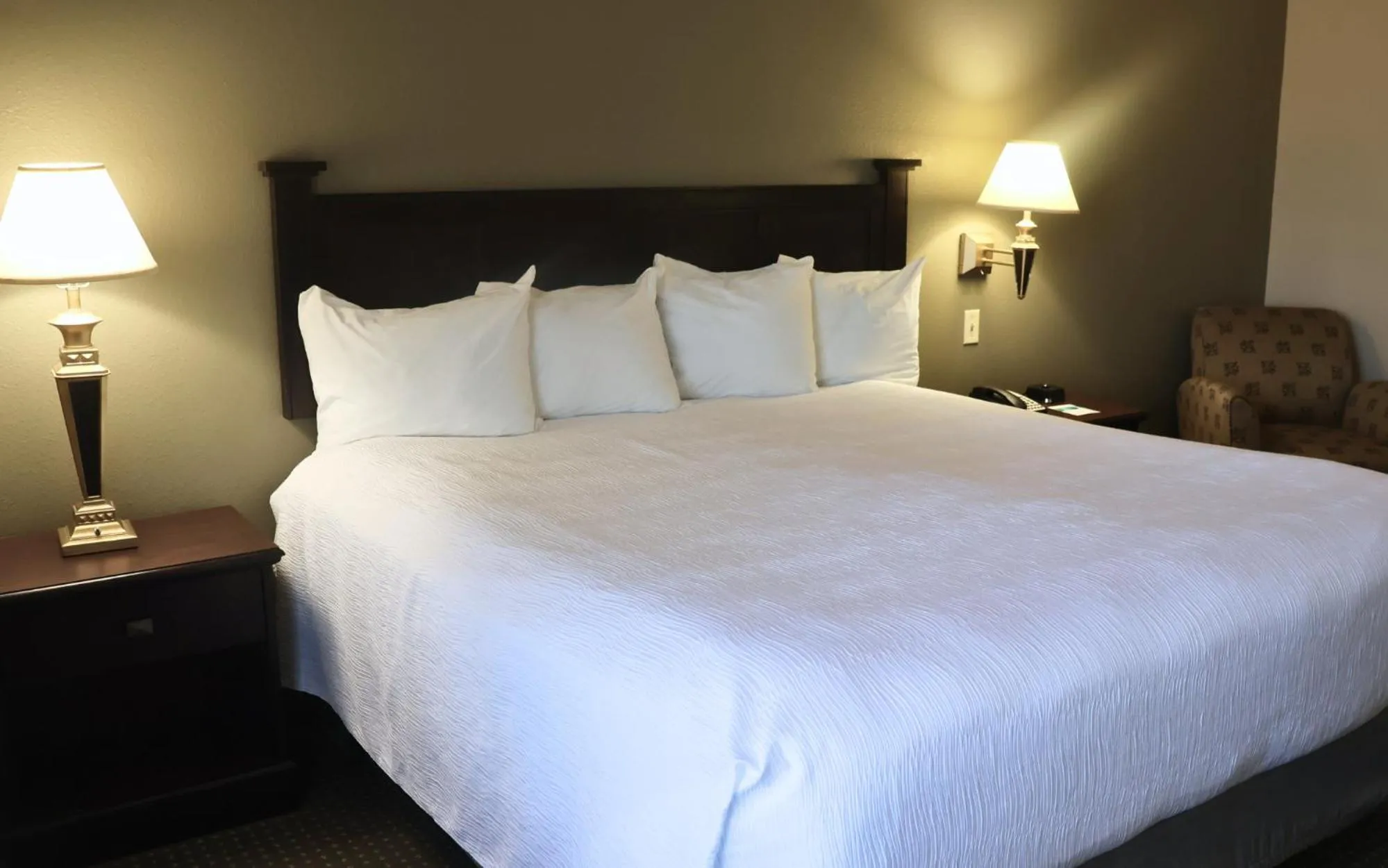Bed in Wingate by Wyndham Peoria - Complimentary Area Shuttle
