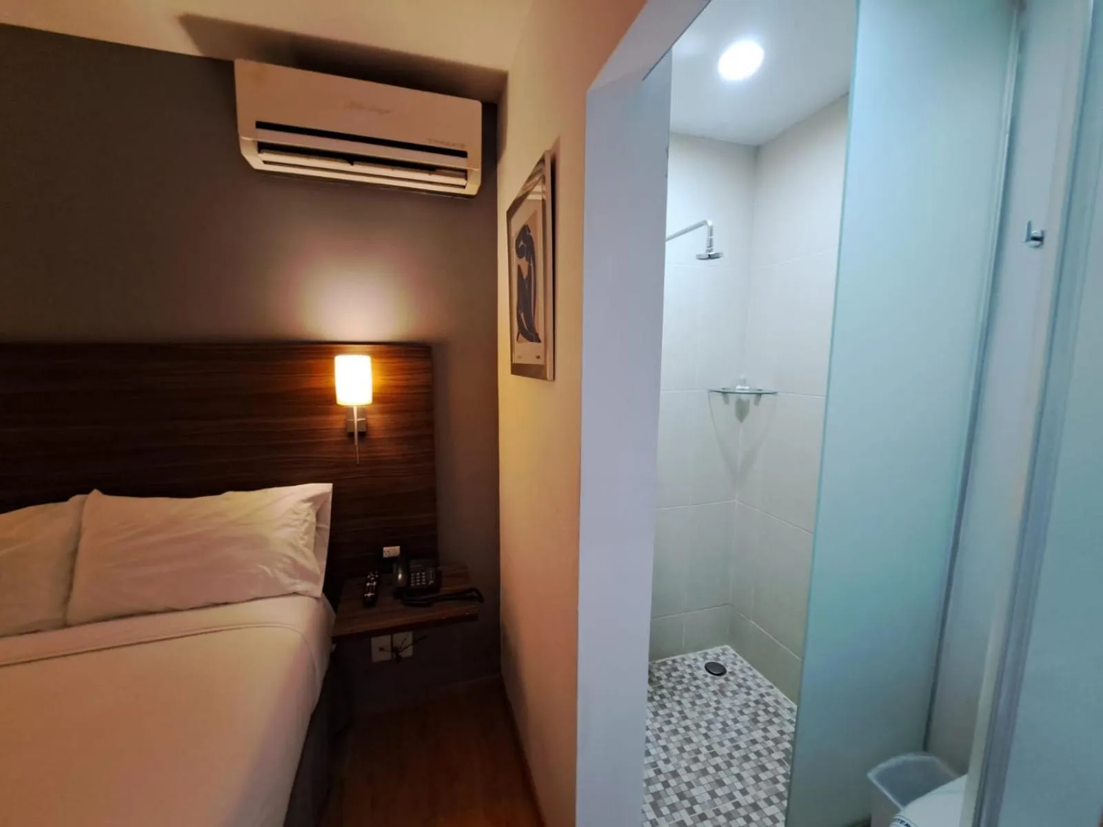 Shower, Bed in El Hotel Business Class - Zamora Centro