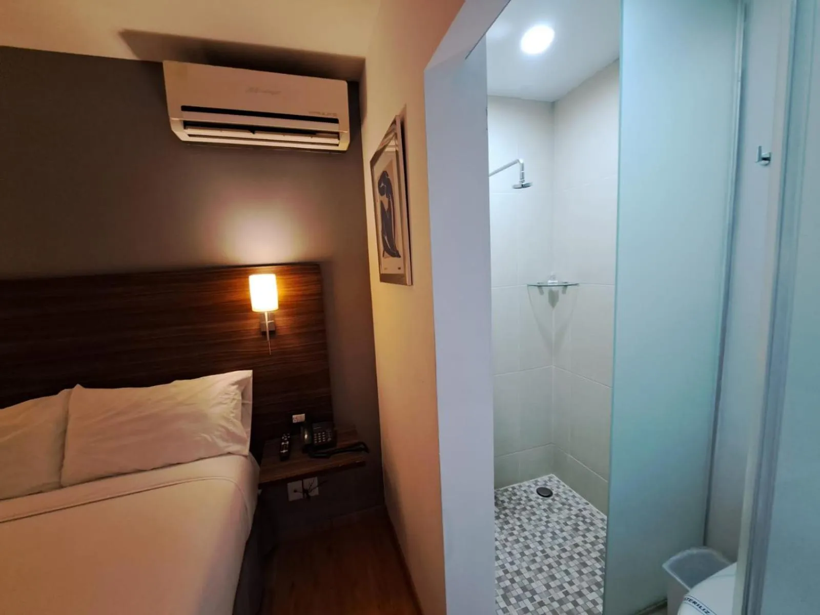 Shower, Bed in El Hotel Business Class - Zamora Centro