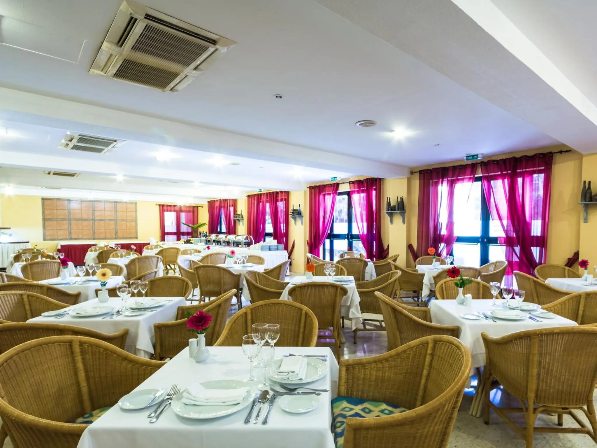 Restaurant/places to eat in Apartamentos BlueBay Beach Club