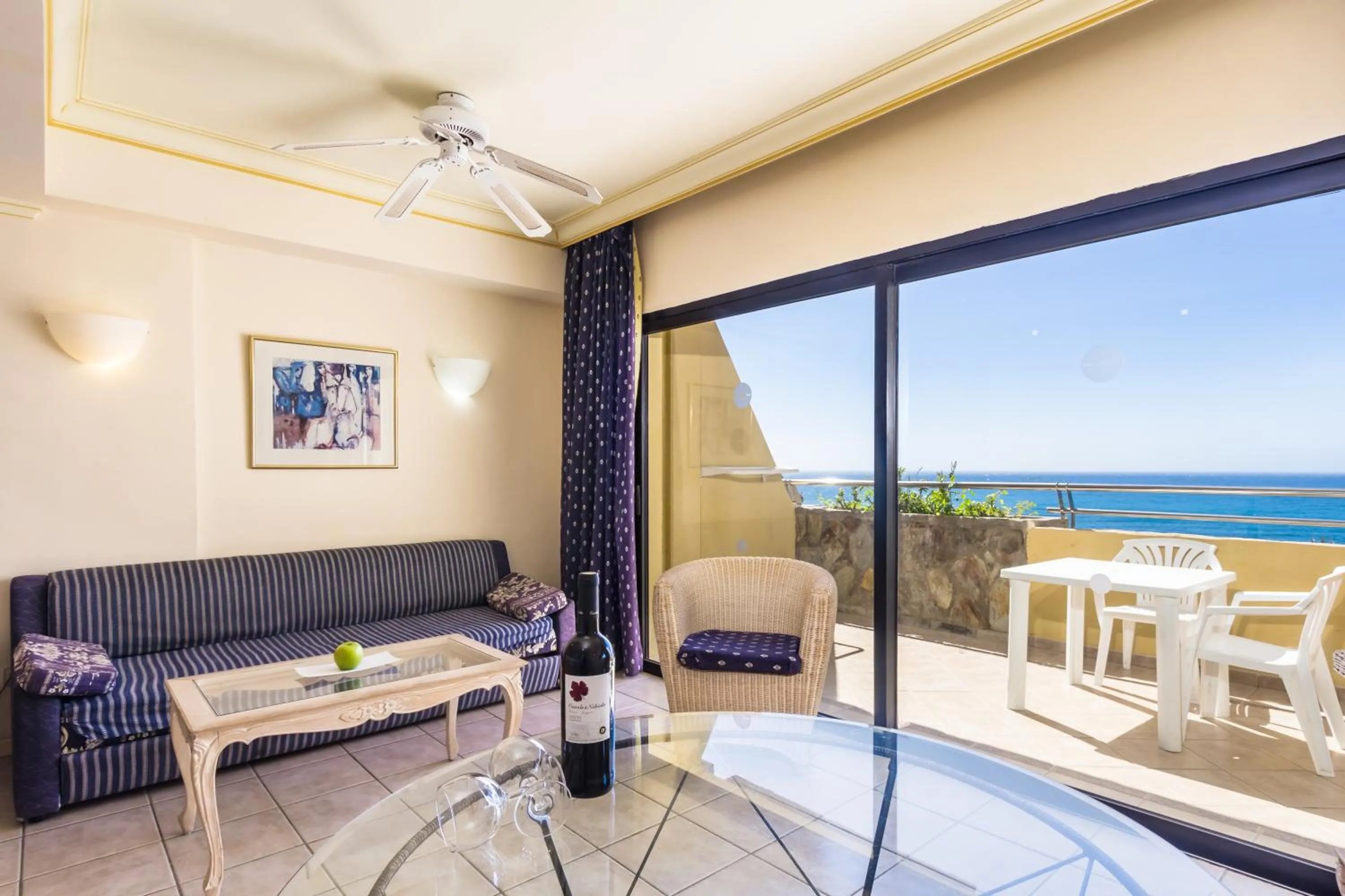 Living room in Apartamentos BlueBay Beach Club