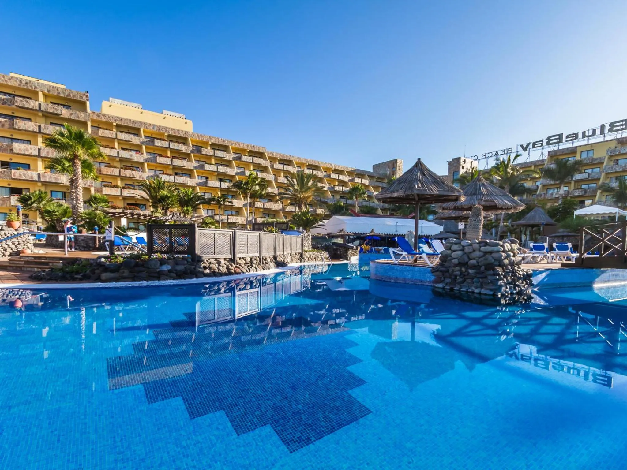 Swimming pool in Apartamentos BlueBay Beach Club