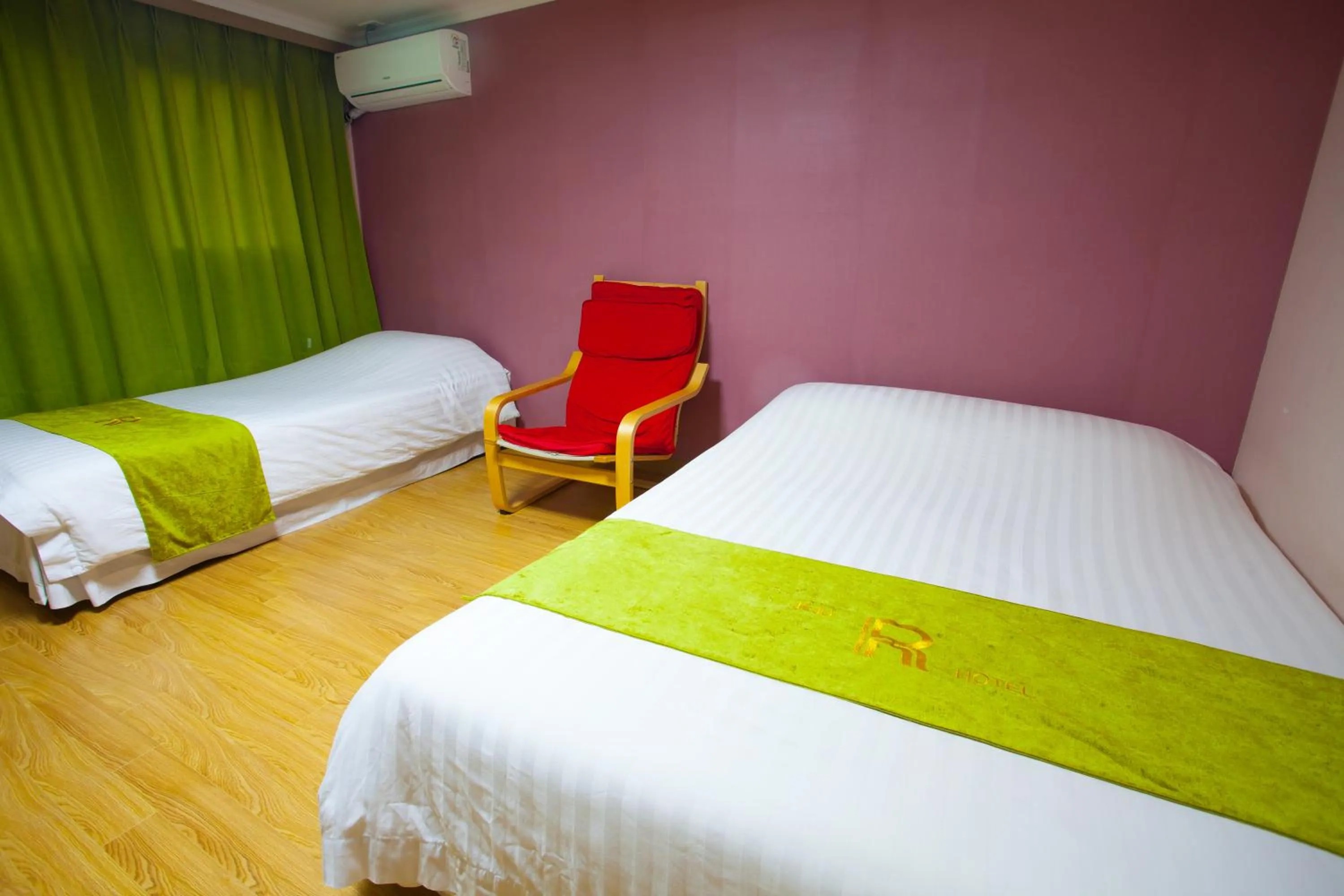 Bed in Jeju R Hotel & Guesthouse