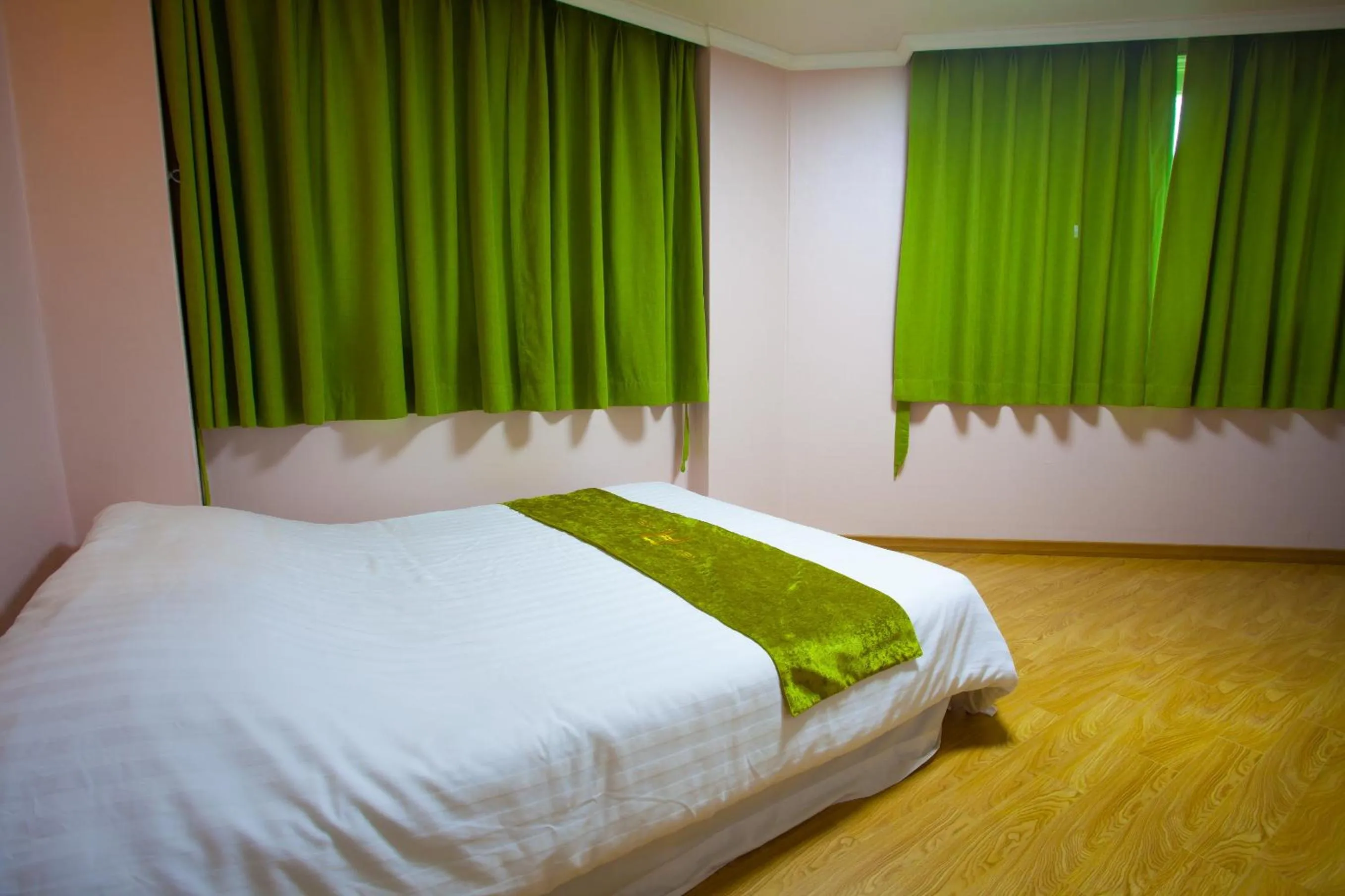 Photo of the whole room, Bed in Jeju R Hotel & Guesthouse