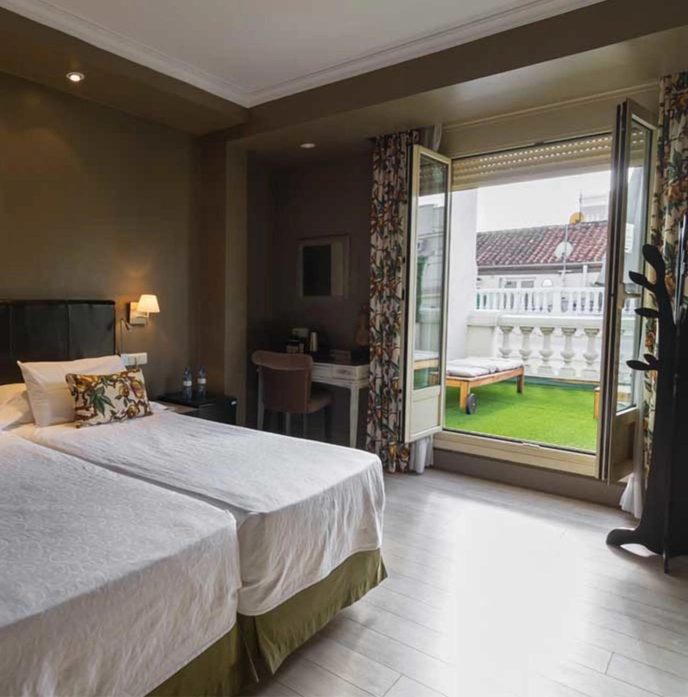 Balcony/Terrace, Bed in Hotel Moderno Puerta del Sol