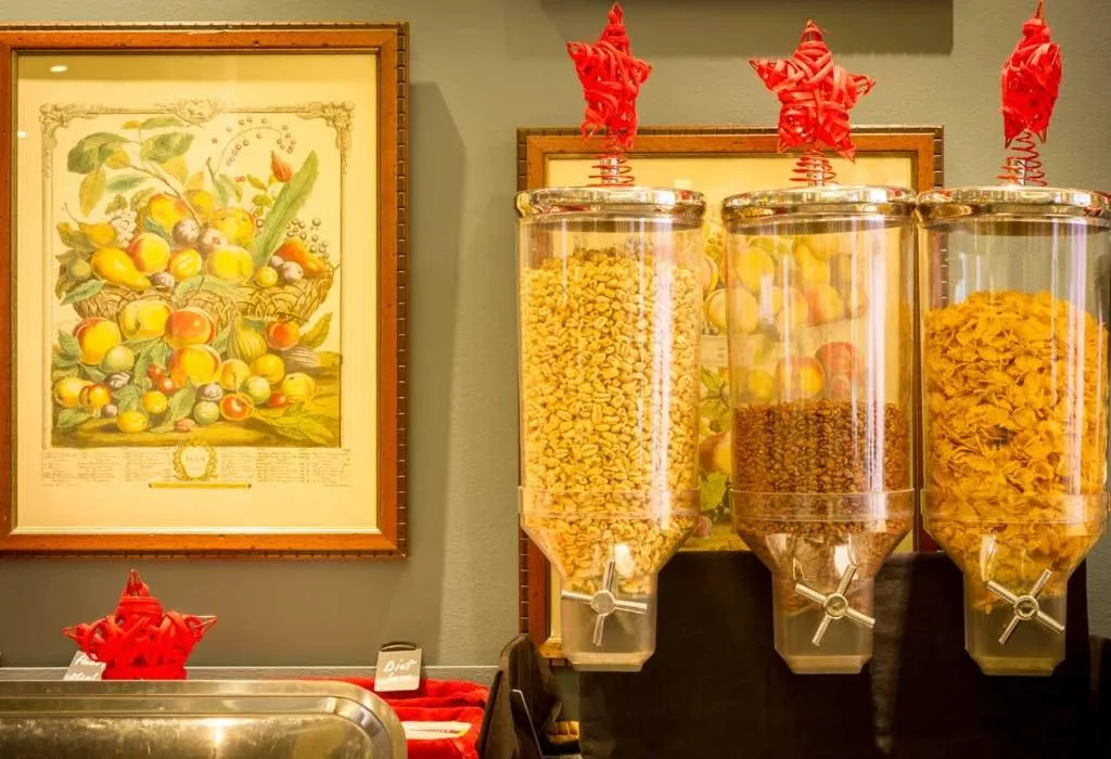 Buffet breakfast in Hotel Moderno Puerta del Sol