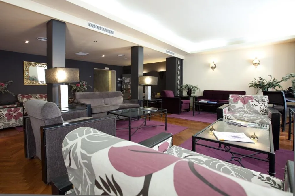 Seating area in Hotel Moderno Puerta del Sol