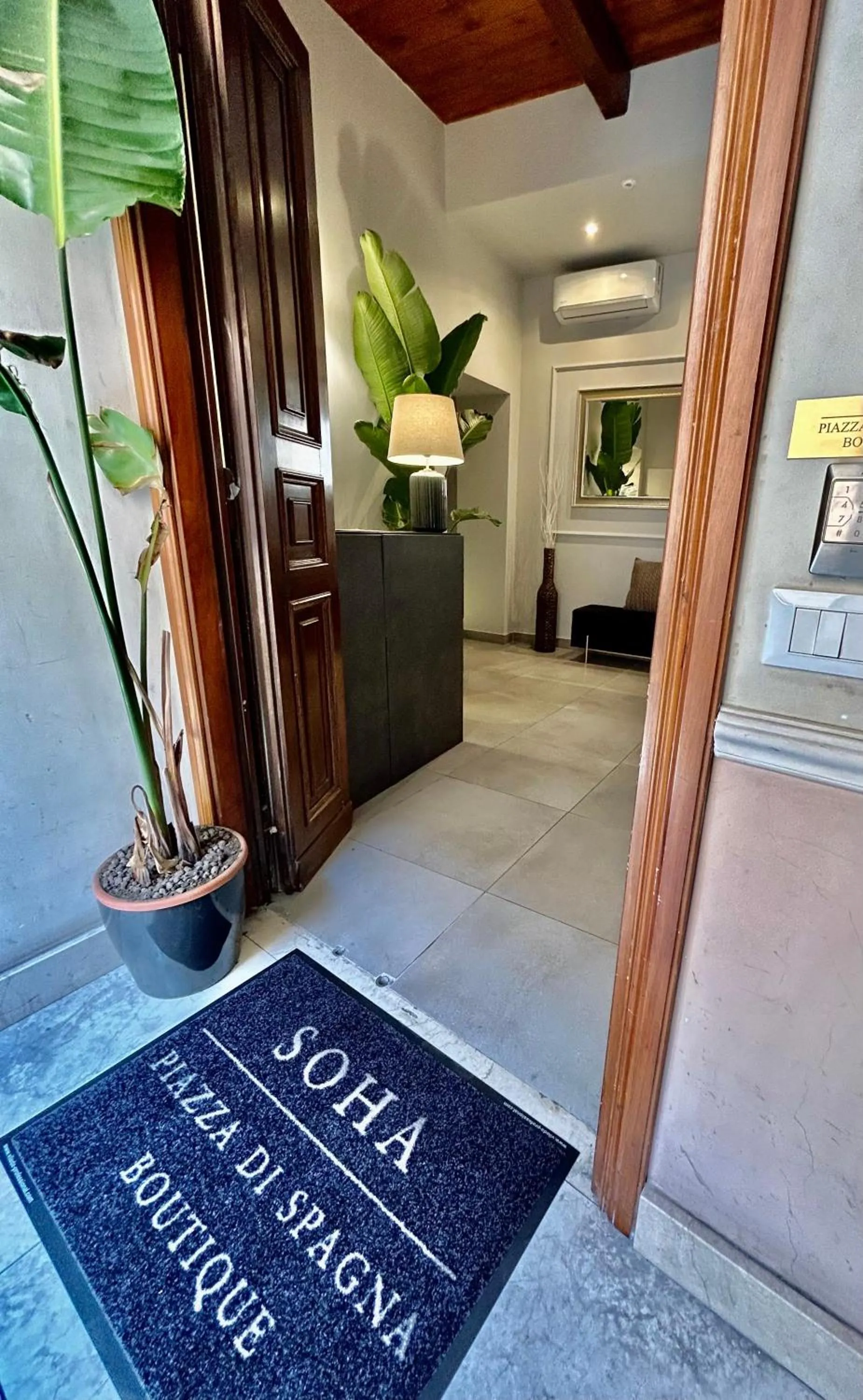 Property building in Soha Piazza Di Spagna Boutique