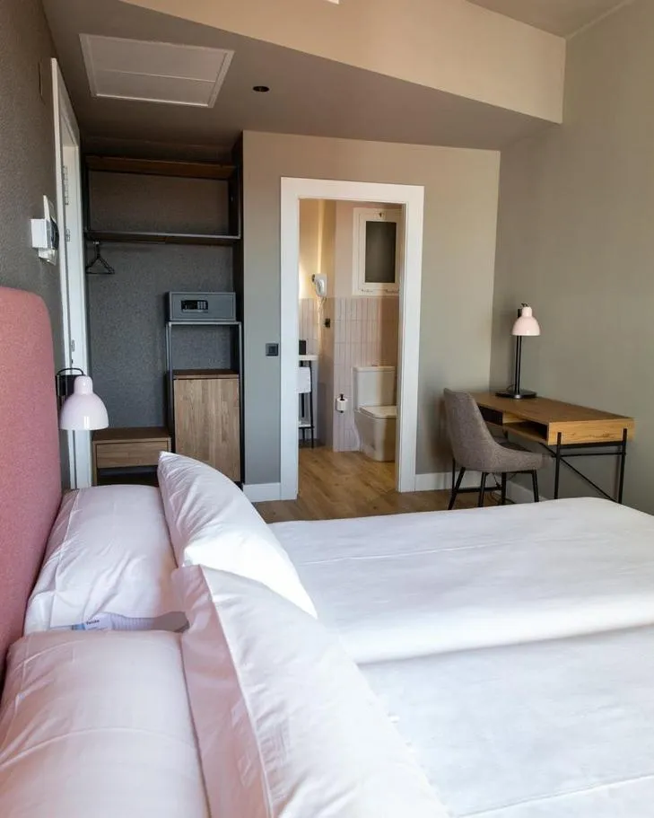 Photo of the whole room, Bed in Nuria