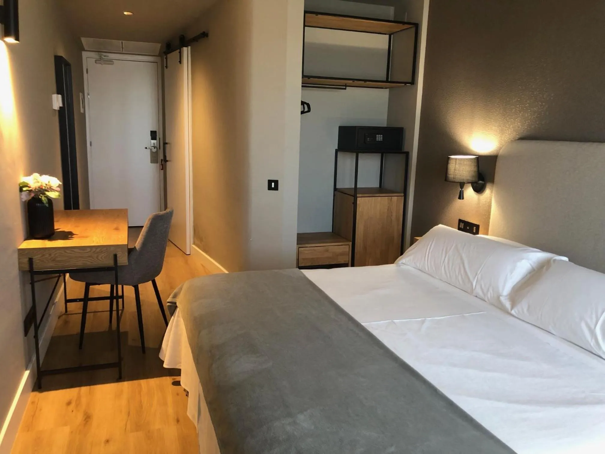 Photo of the whole room, Bed in Nuria