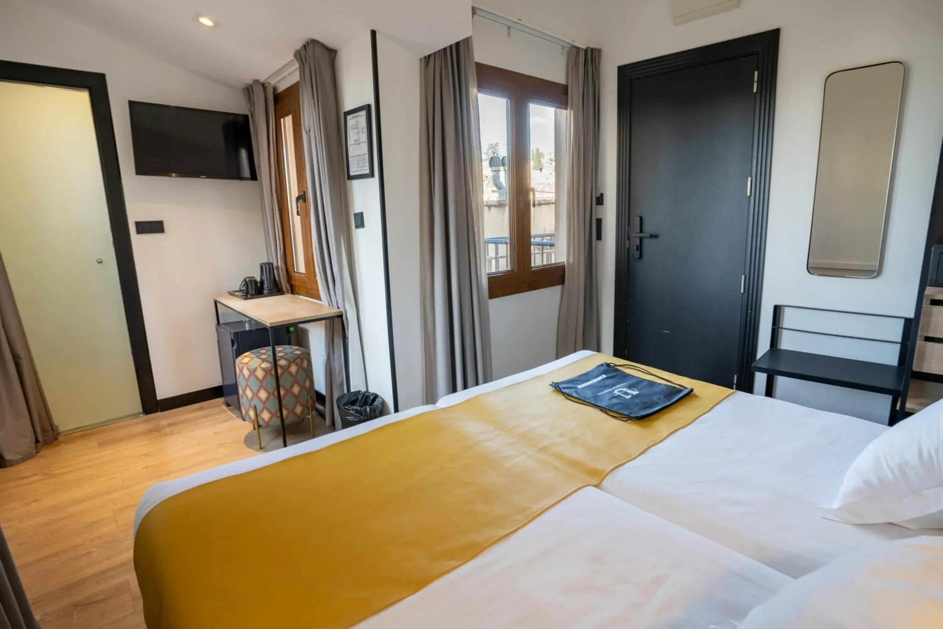 Superior Twin Room with City View in Hotel Boutique Puerta de las Granadas Superior Twin Room with City View in Hotel Boutique Puerta de las Granadas