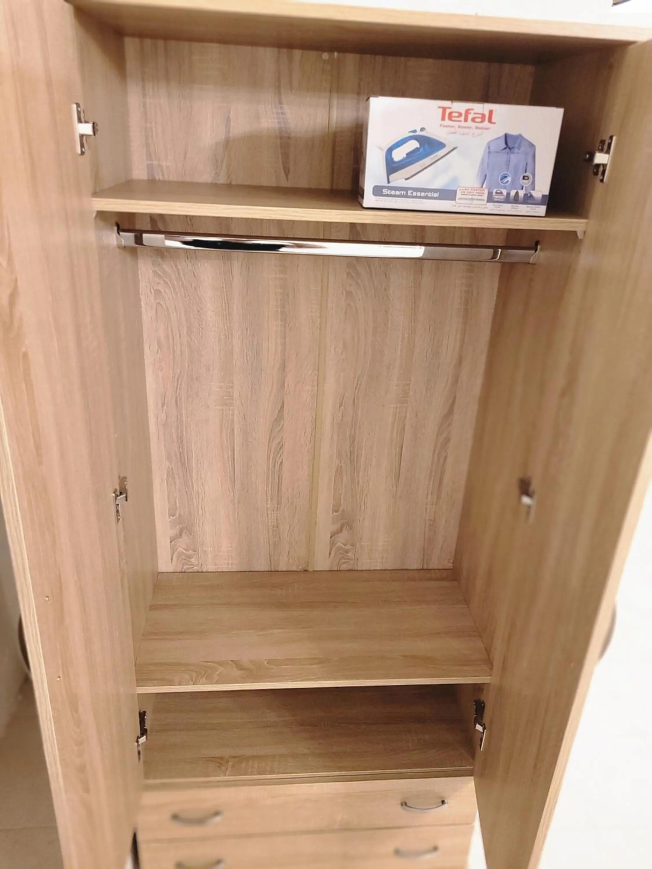 wardrobe in Maya Guest House - German Colony & Baháí Gardens, Haifa