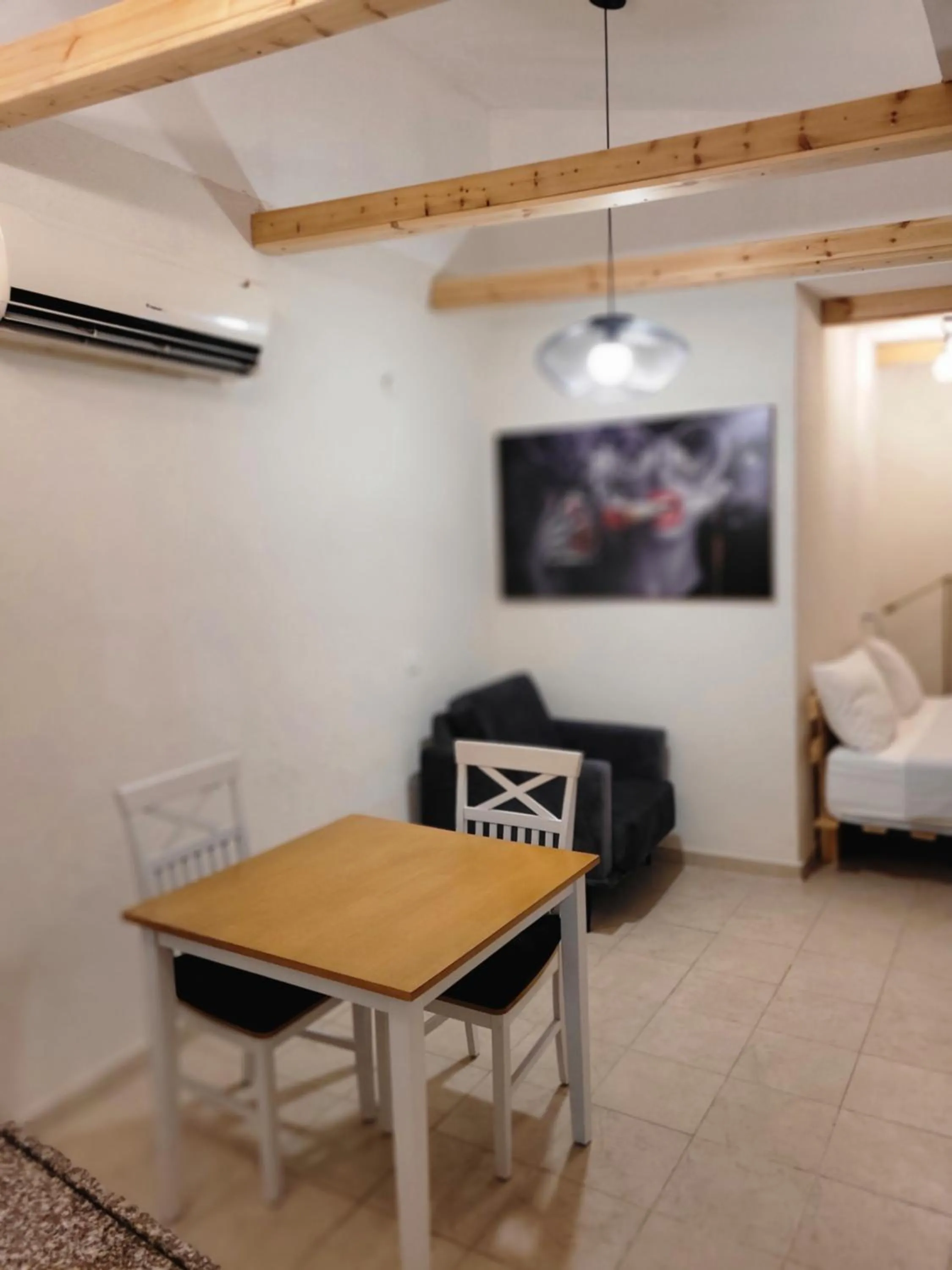 Dining area in Maya Guest House - German Colony & Baháí Gardens, Haifa