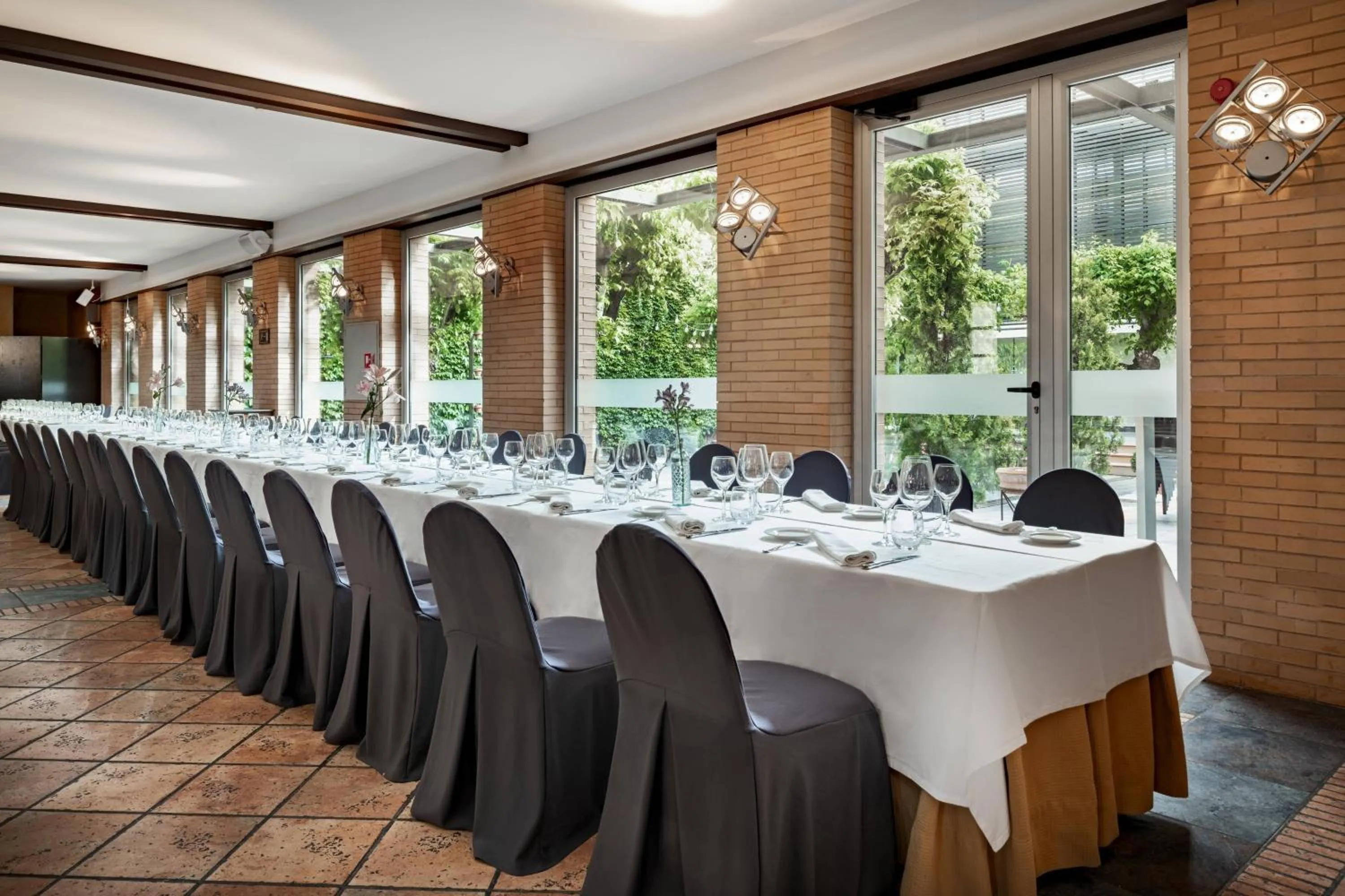 Meeting/conference room in AC Hotel Ciudad de Tudela by Marriott