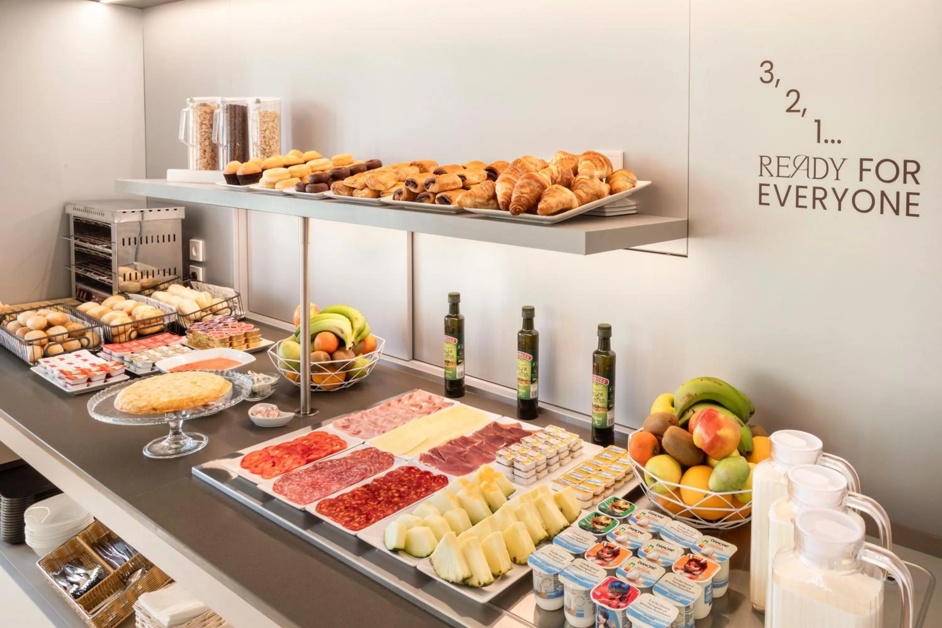 Buffet breakfast in B&B HOTEL Granada Estación