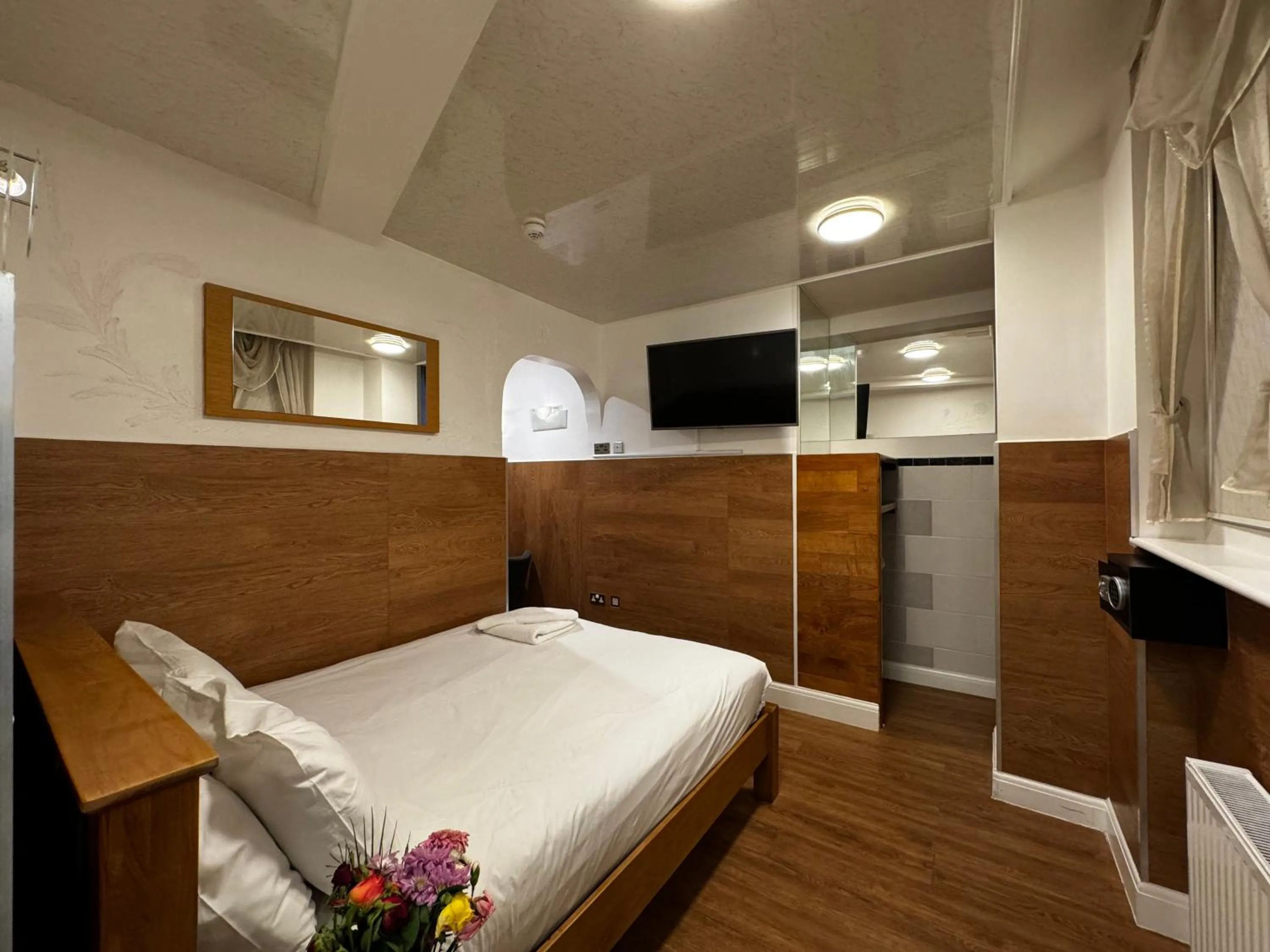 Bedroom, Bed in Berkley Apartments