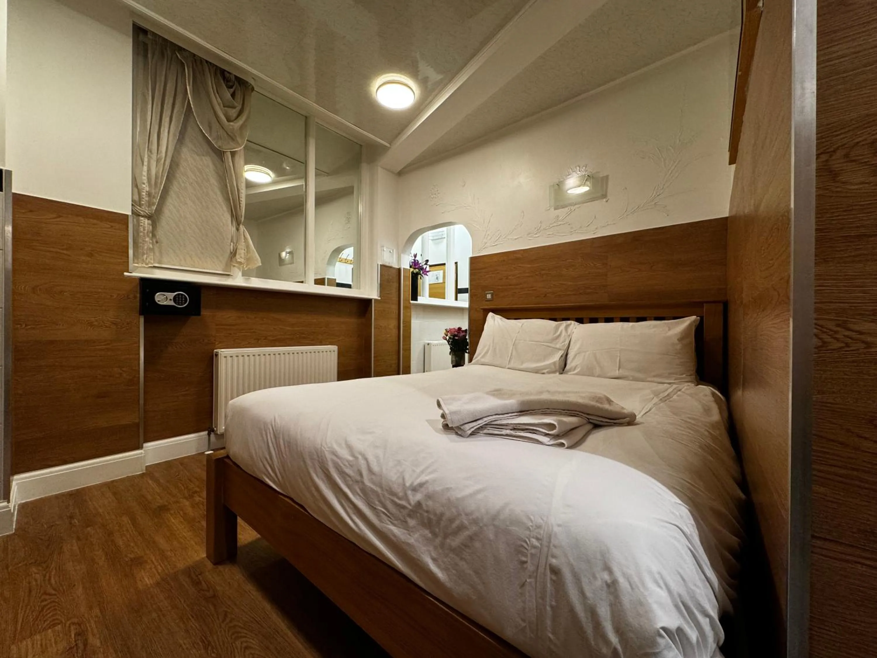 Bedroom, Bed in Berkley Apartments