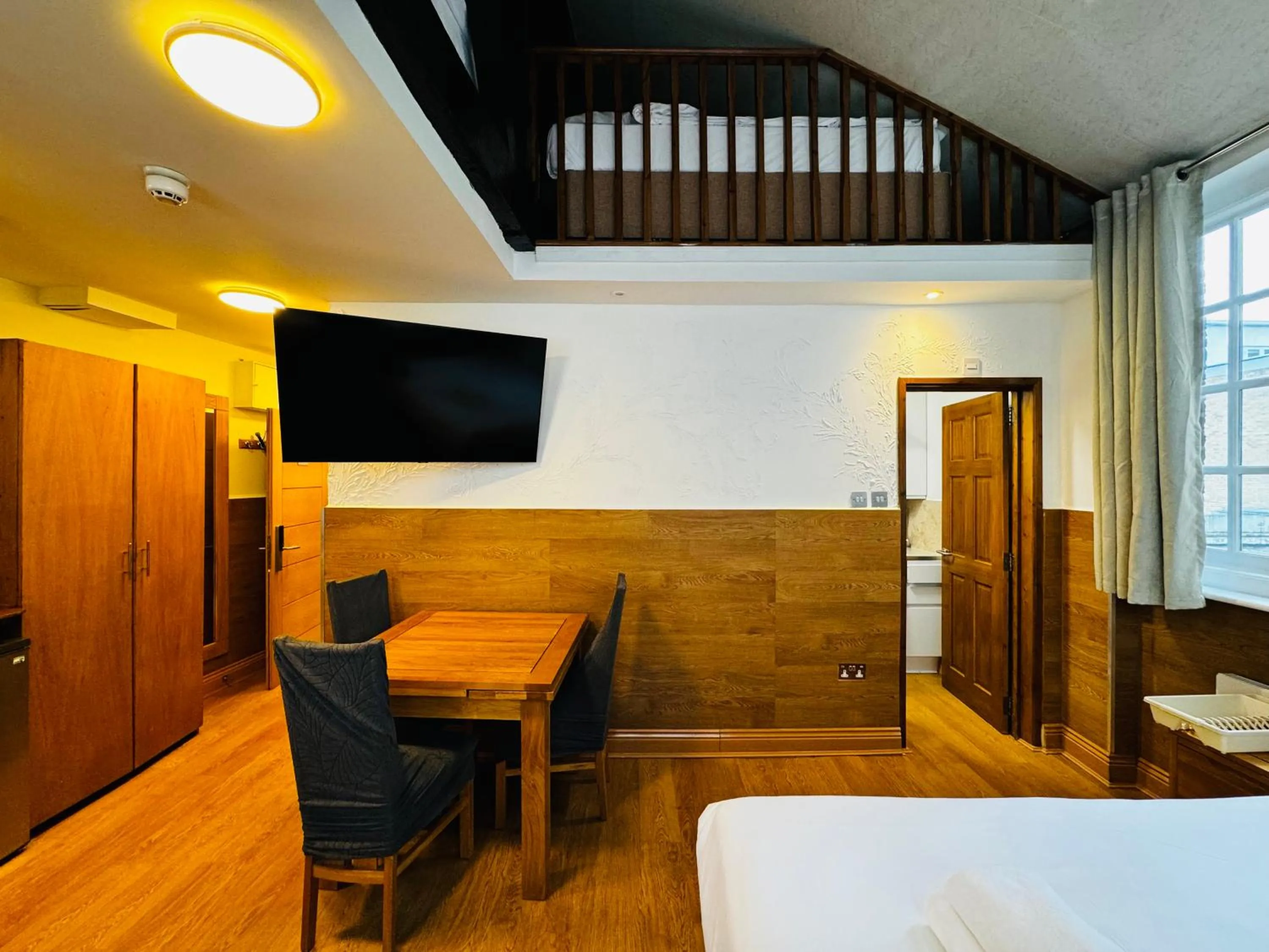 Seating area, Bed in Berkley Apartments