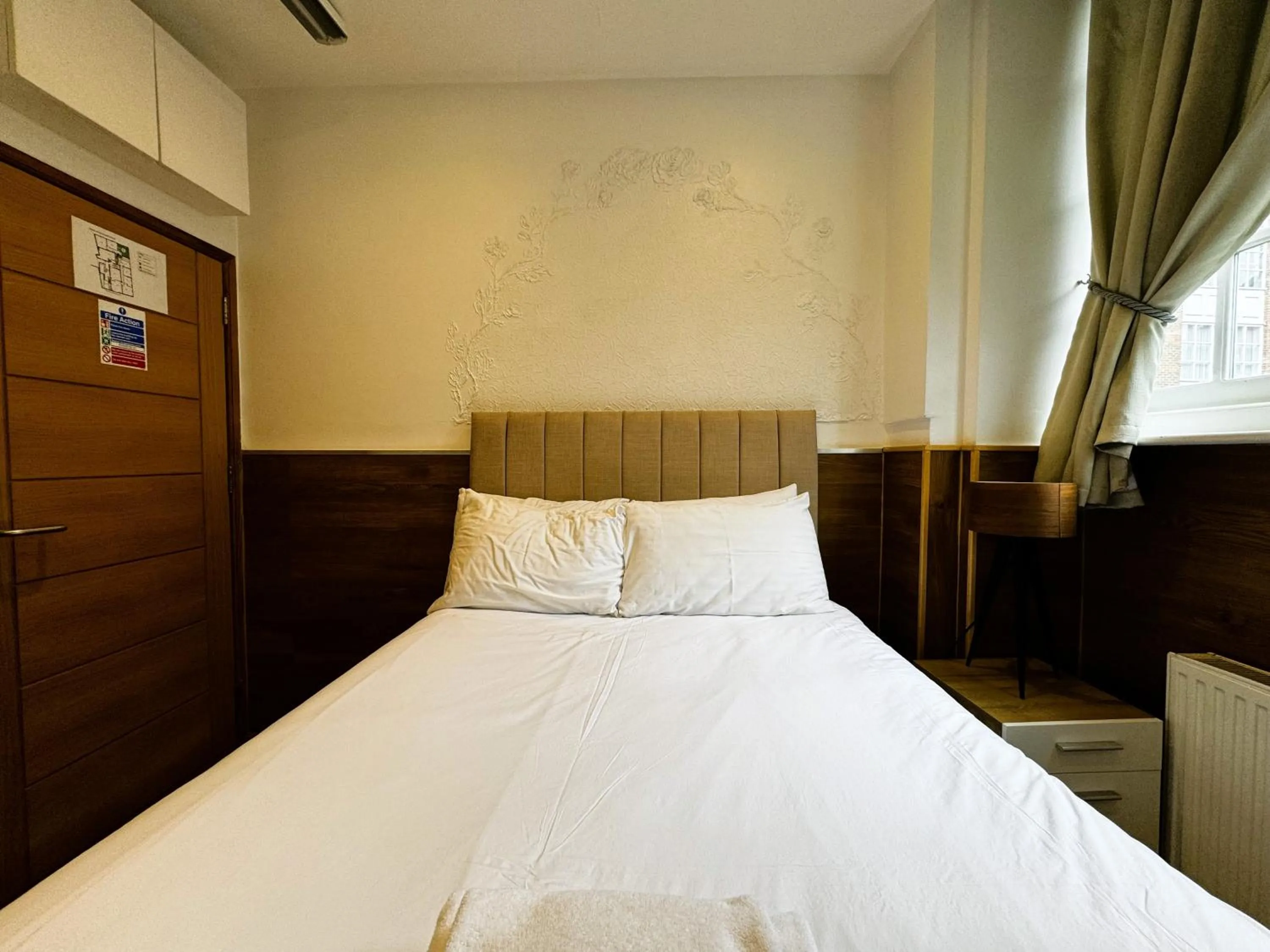 Bedroom, Bed in Berkley Apartments