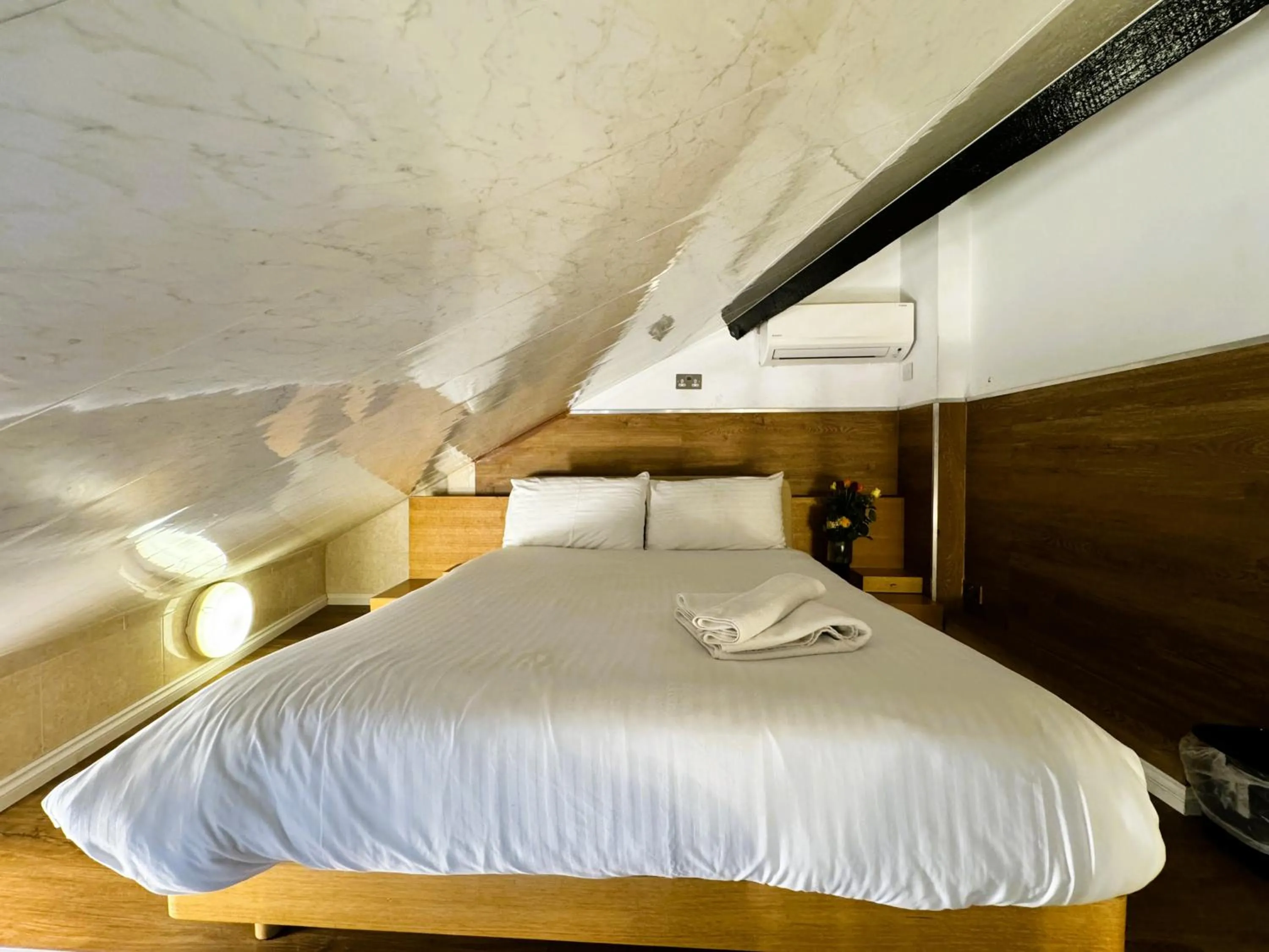 Bedroom, Bed in Berkley Apartments