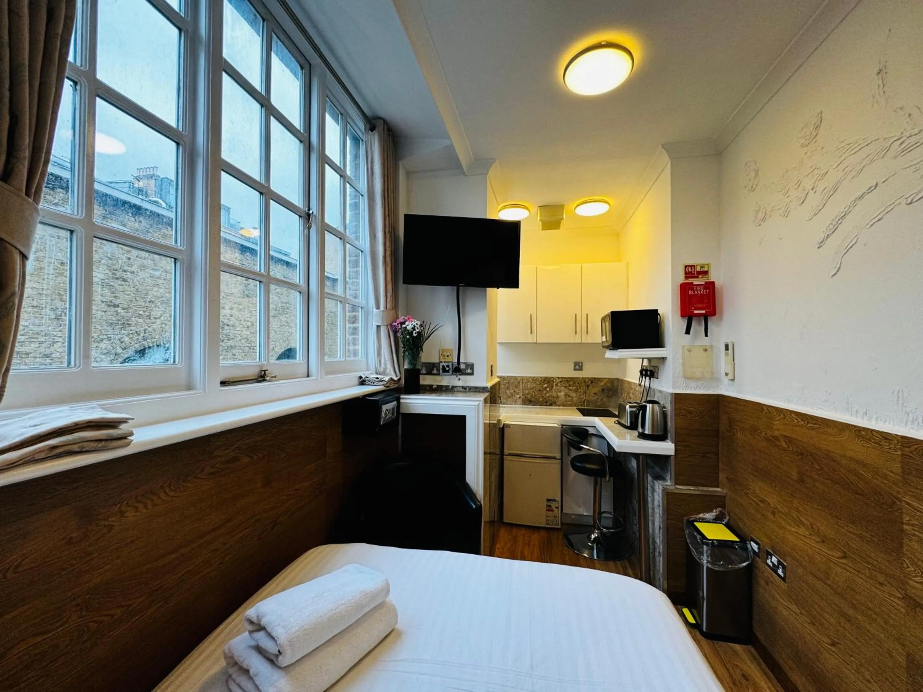 View (from property/room), Bed in Berkley Apartments