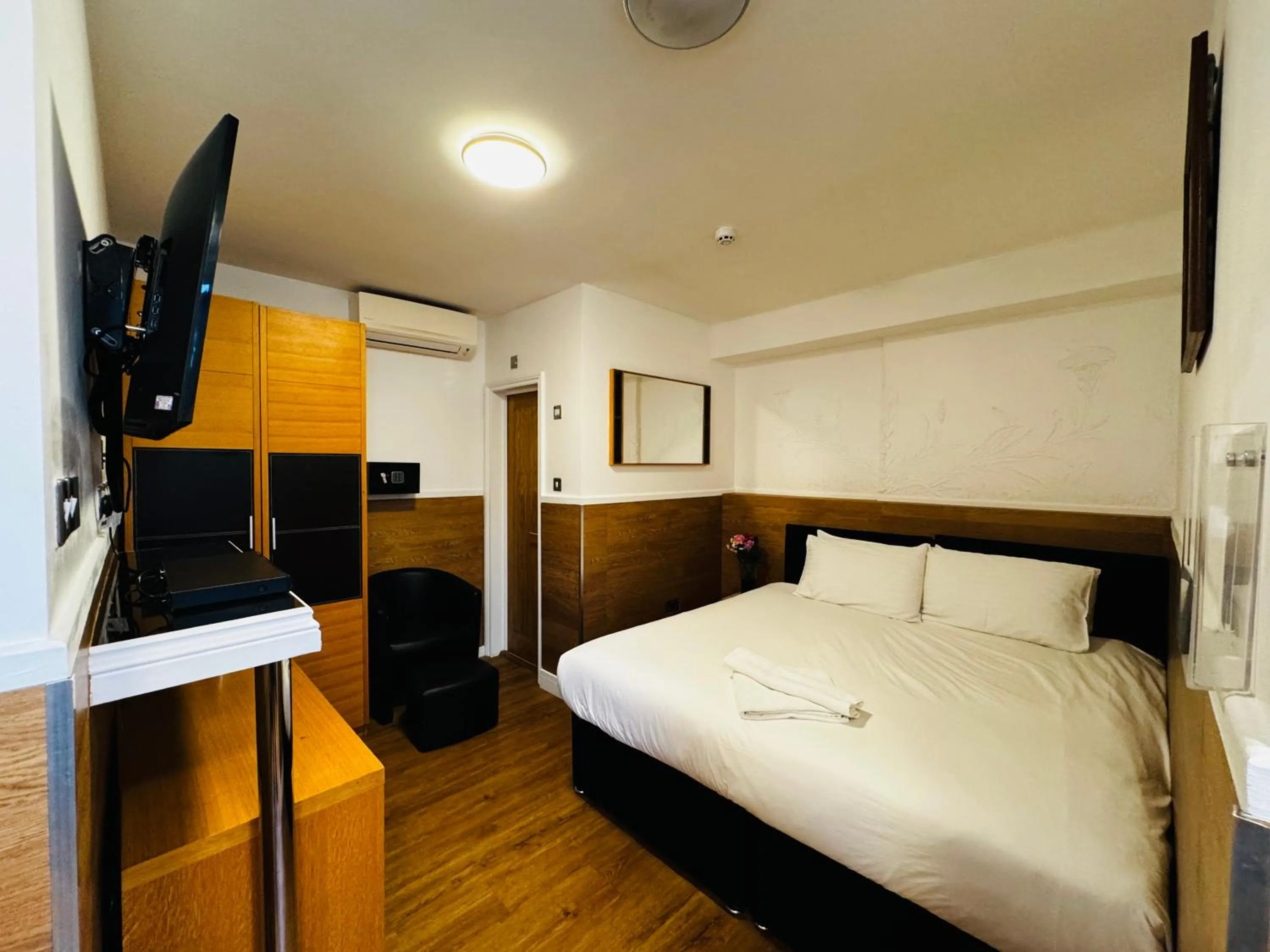 View (from property/room), Bed in Berkley Apartments