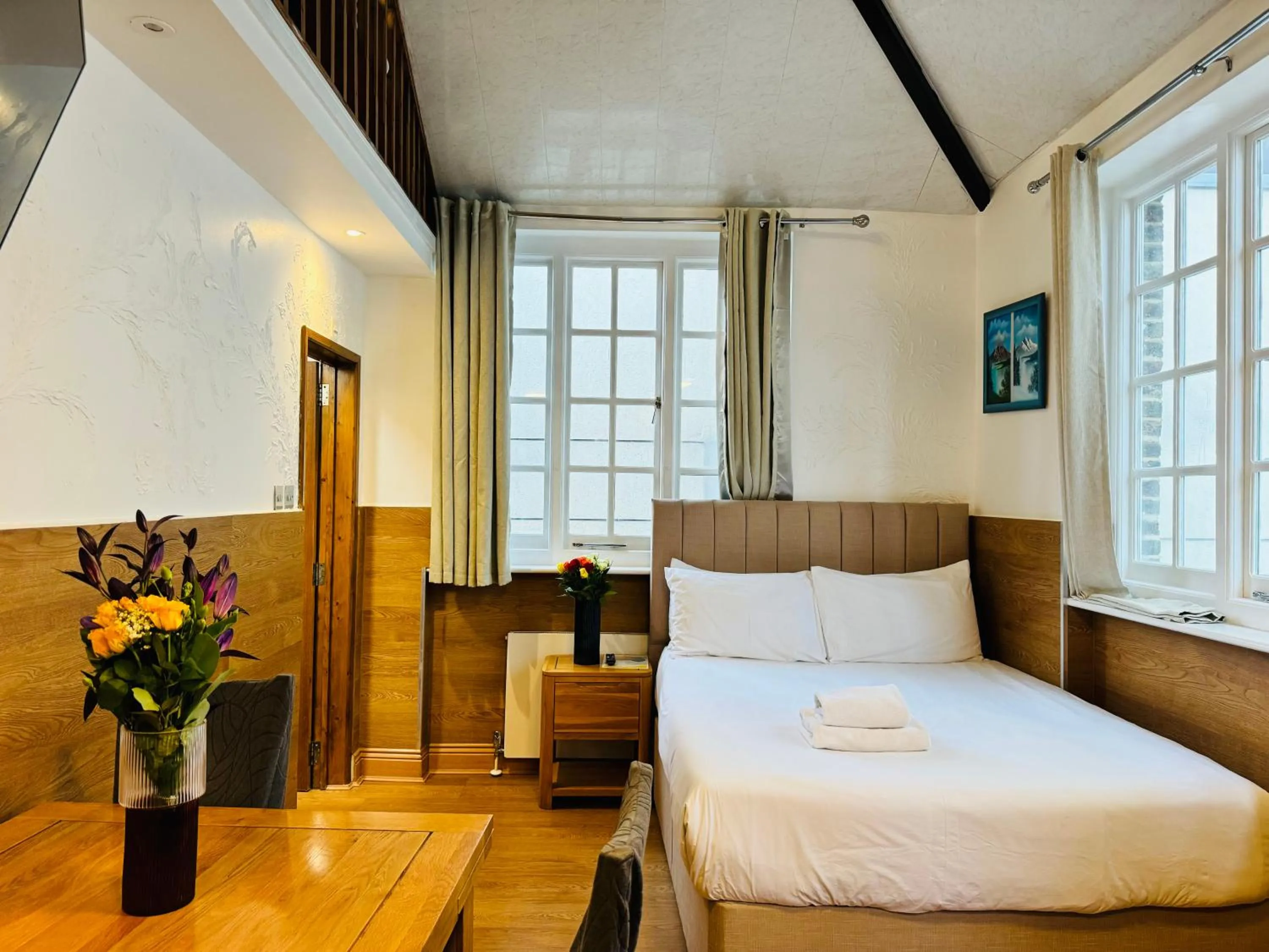 Bedroom, Bed in Berkley Apartments